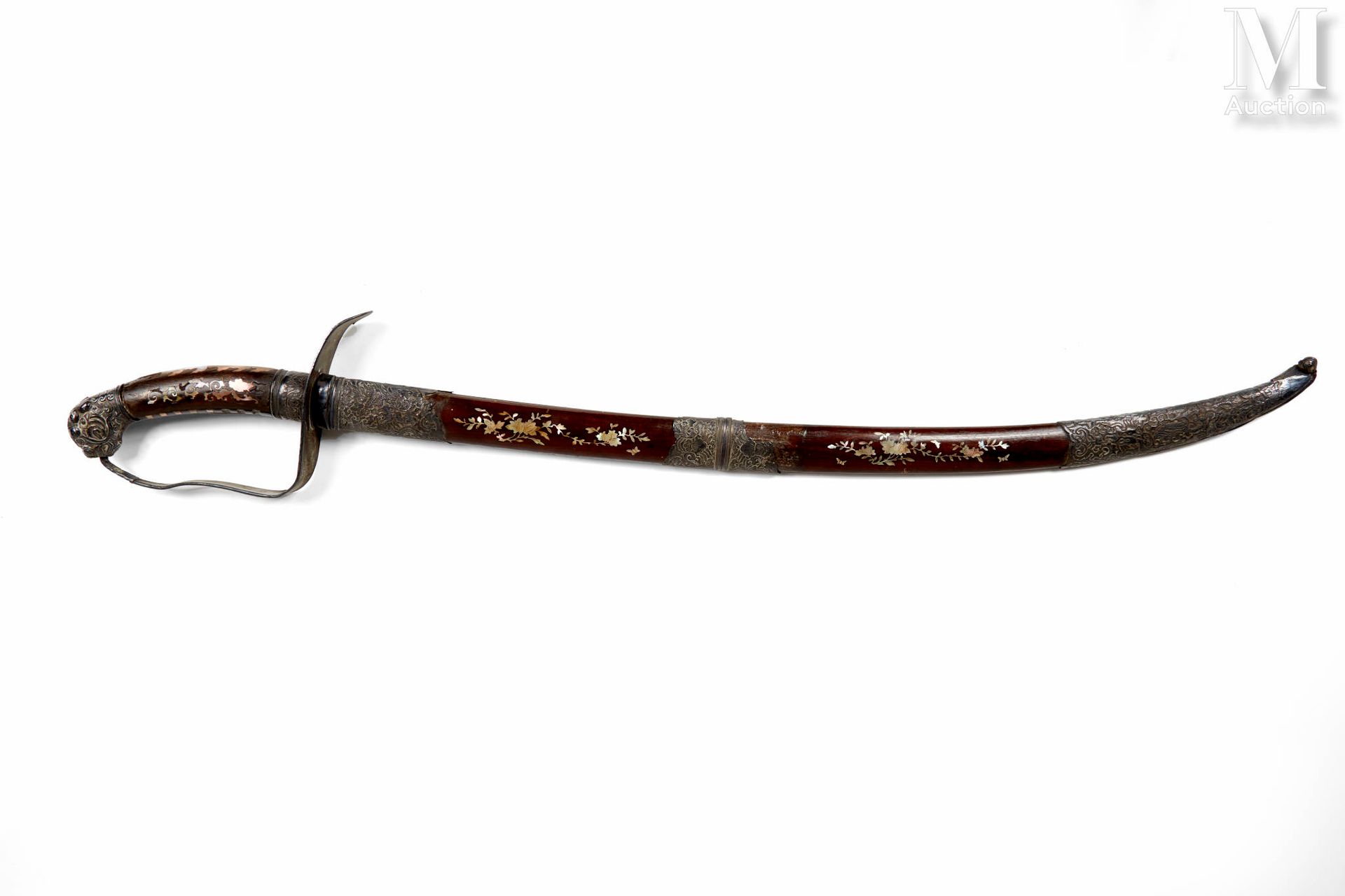 Ⓟ VIETNAM, XIXe siècle Élégant sabre d'apparat
Le manche et le fourreau en bois &hellip;