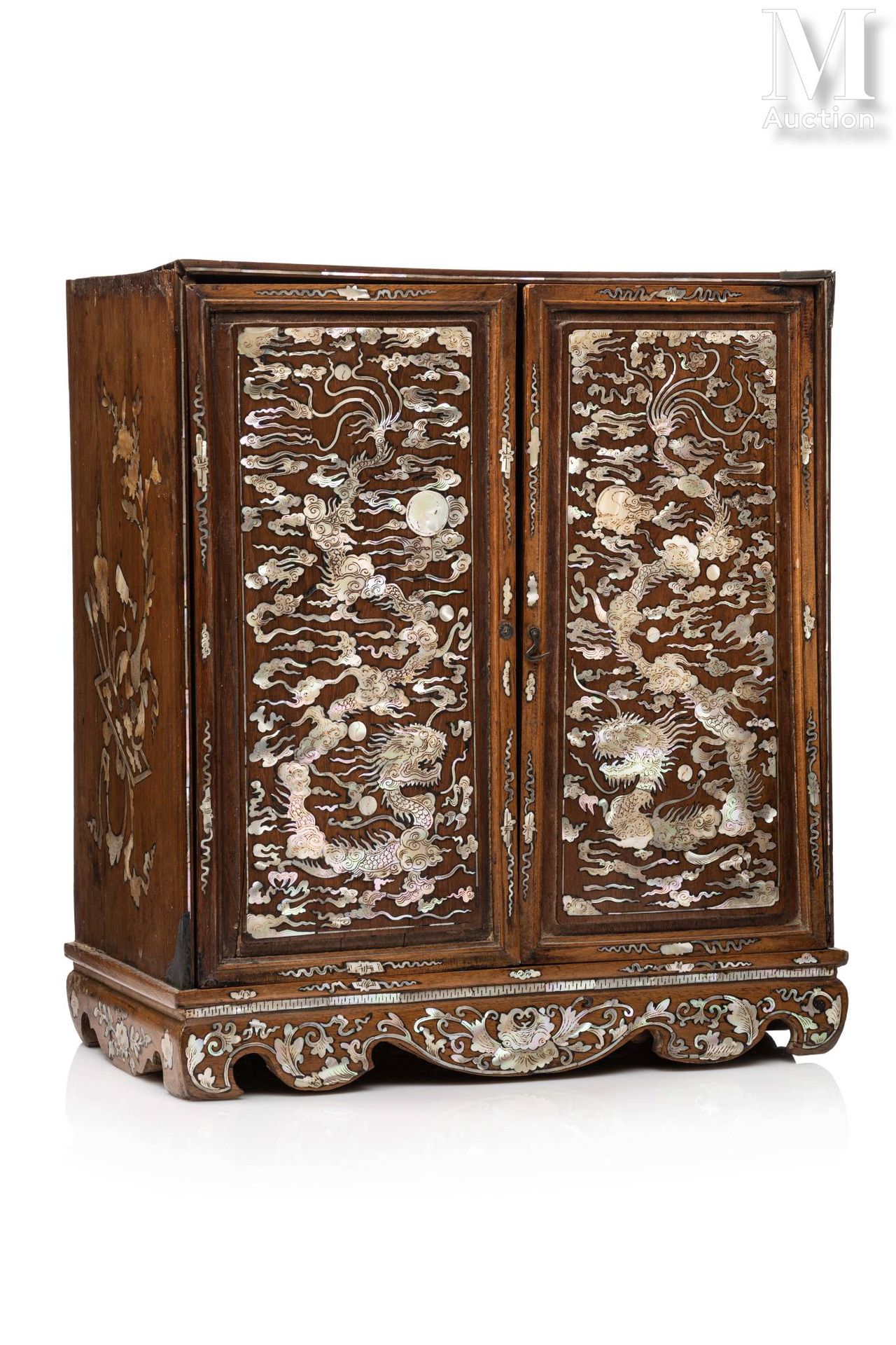 Ⓟ VIETNAM, XIXe siècle Elégant cabinet de table
En bois exotique et de forme qua&hellip;