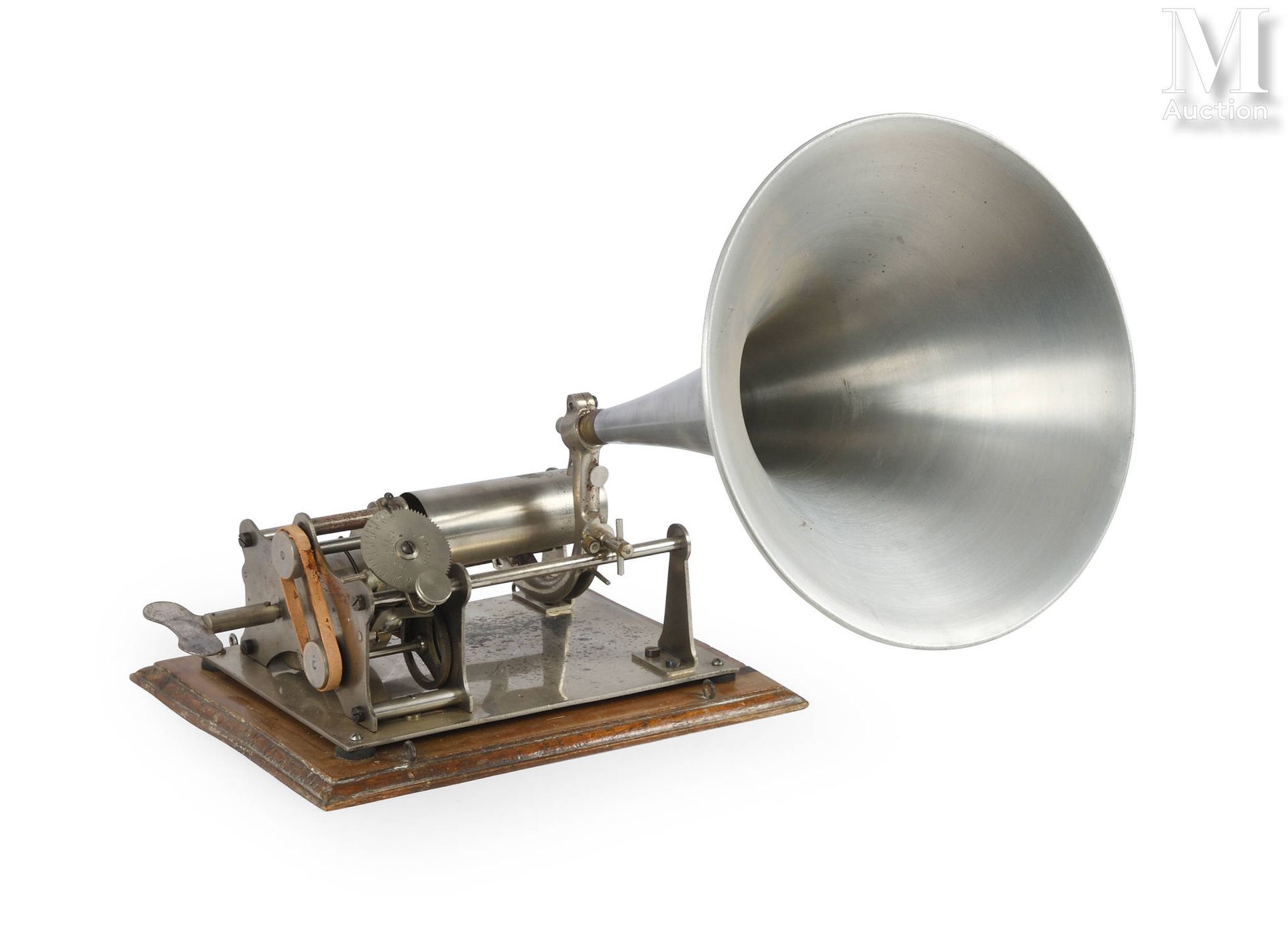 PHONOGRAPHE PHENIX
Phonographe à cylindre, modèle "Phenix", couvercle en bois, a&hellip;