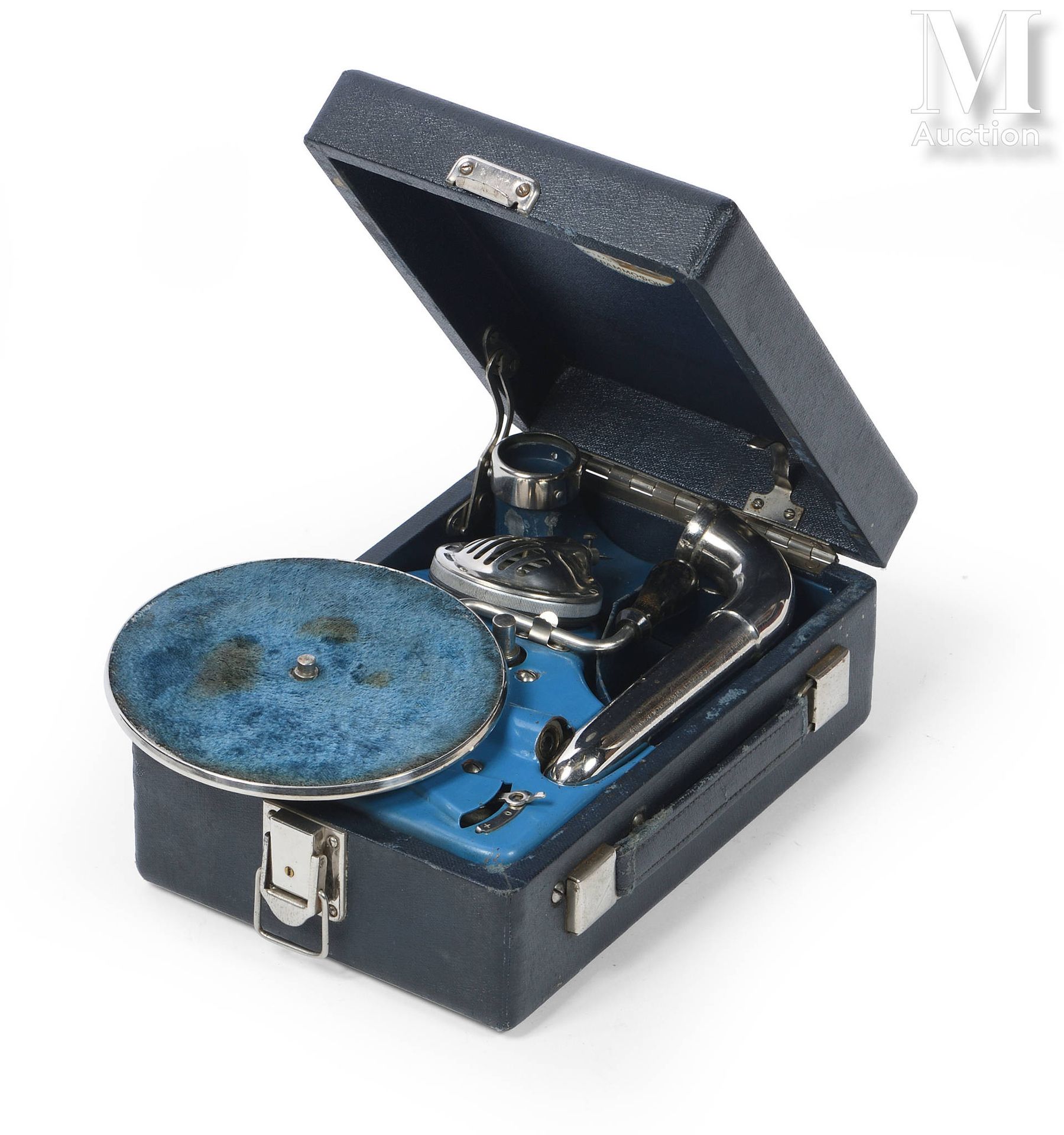 GRAMOPHONE VALISE Petit gramophone de voyage Russe, avec accessoires. 
H. : 9 - &hellip;