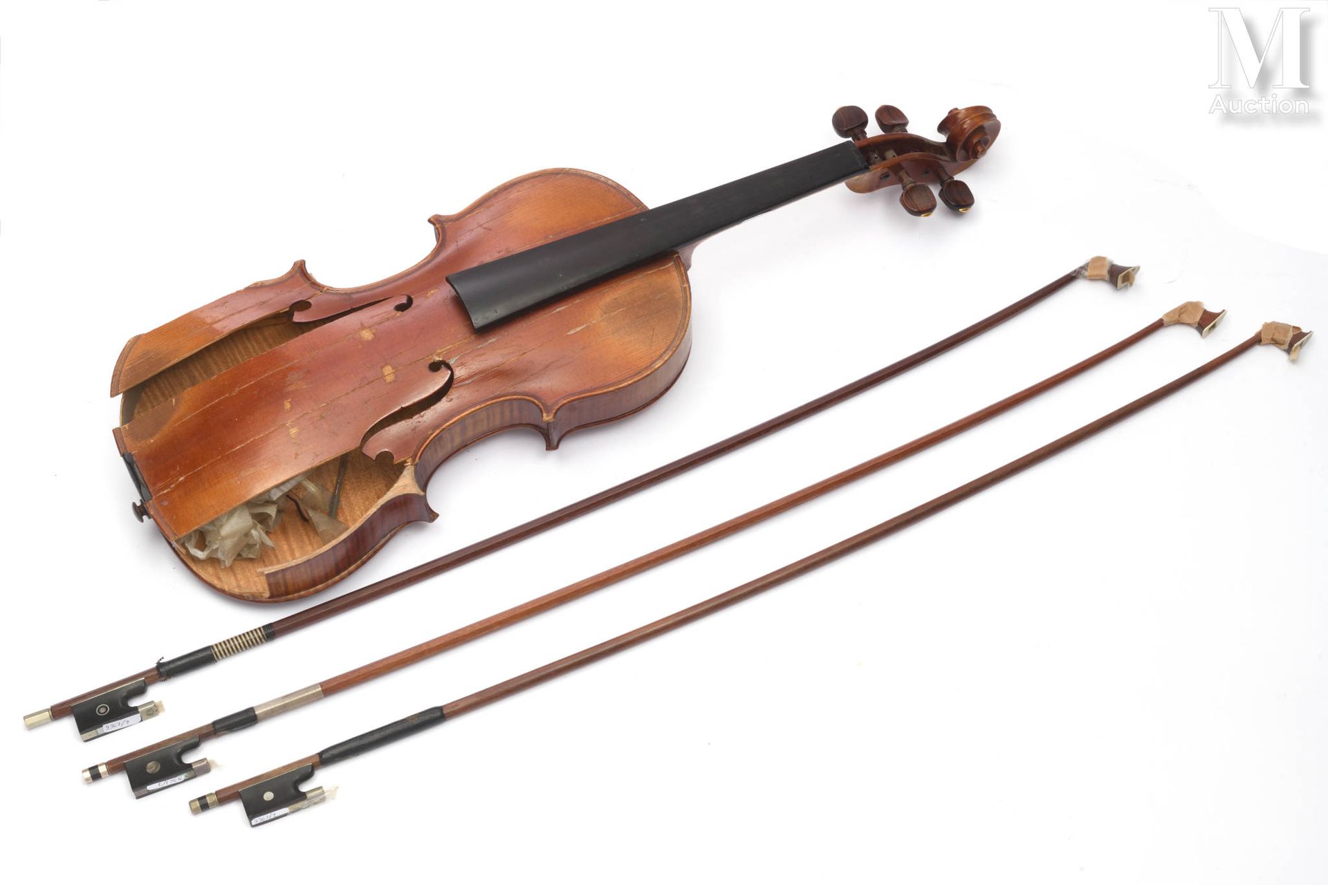 LOT D'INSTRUMENTS Lot d'instruments à restaurer : Un violon fait par Apparut. Tr&hellip;