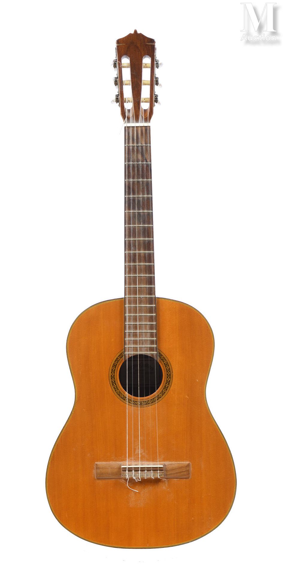 GUITARE CLASSIQUE SIGMA
portant une étiquette "SIGMA Guitars, Model CR2, 8811000&hellip;