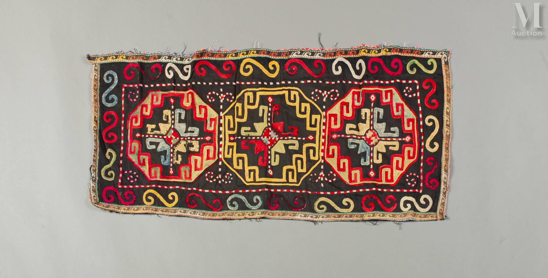TURKMENISTAN 精美的长方形棉质装饰织物，内衬为印花织物（96 x 42）；在靛蓝色背景（中国/中亚风格的图案）上有三个大的六角形徽章，徽章上有精致的&hellip;