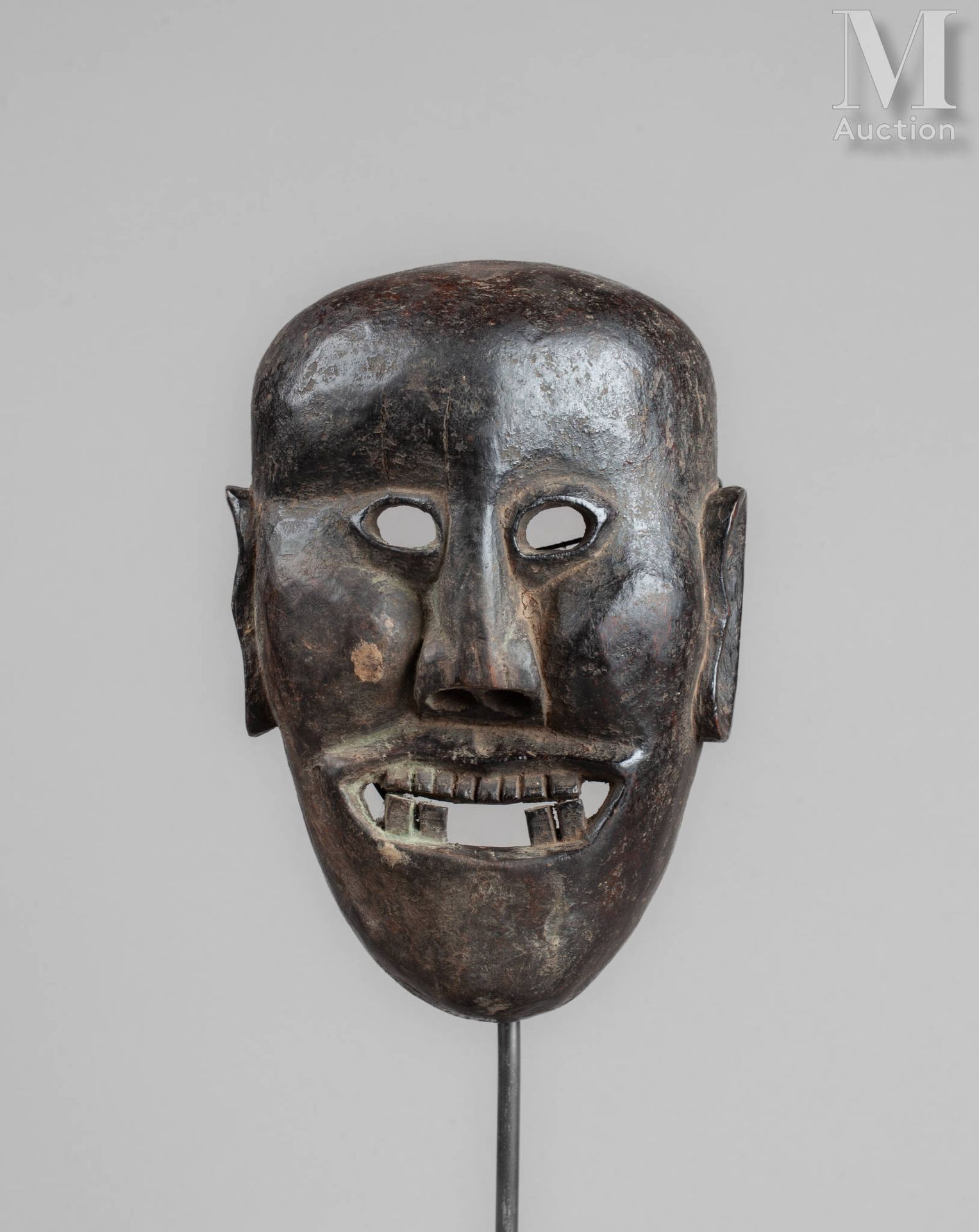 Masque de démon protecteur aux oreilles sculptés en relief 
Bois dur, ancienne p&hellip;