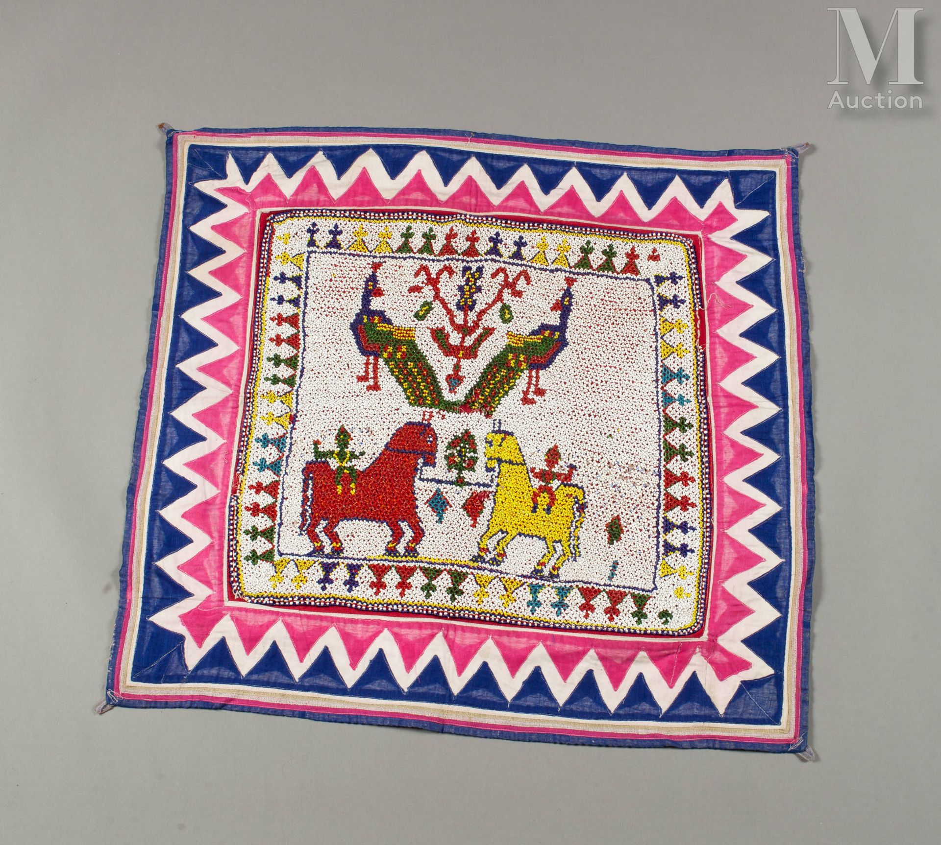 INDE 精美的衬里棉质礼仪用chakla布贴在墙壁上（66 x 71）。中央部分用玻璃珠装饰（43 x 49），图案为孔雀（上）和骏马（下），边框上有蓝色、粉&hellip;