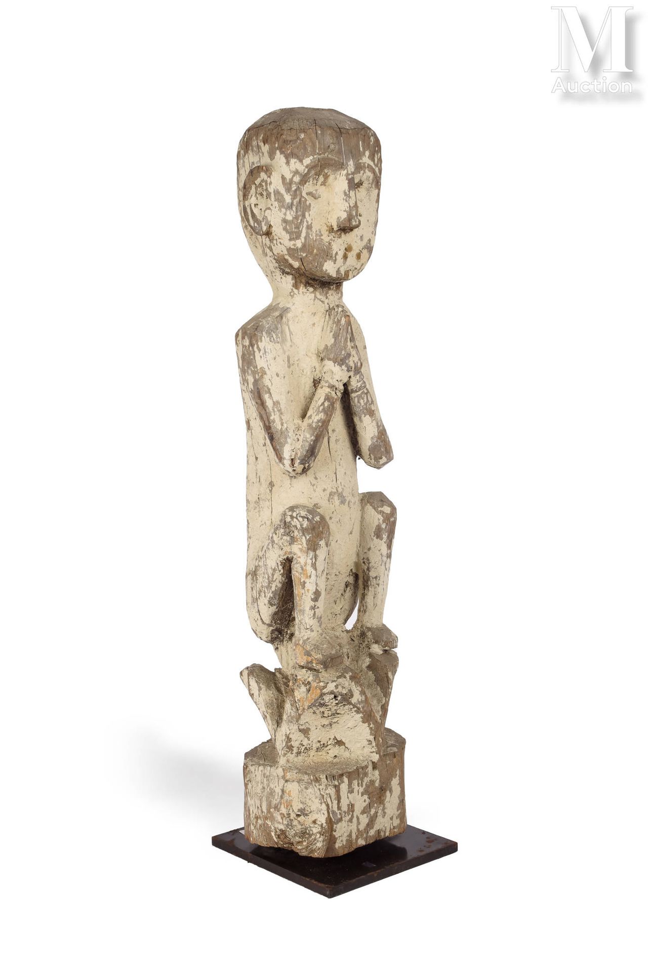 Statue votive 该作品展示了一个面容年轻的人物，双手合十，手腕上饰有层层叠叠的手镯。它矗立在一个自由造型的底座上。
木质，带有古代原地仪式投影产生的&hellip;