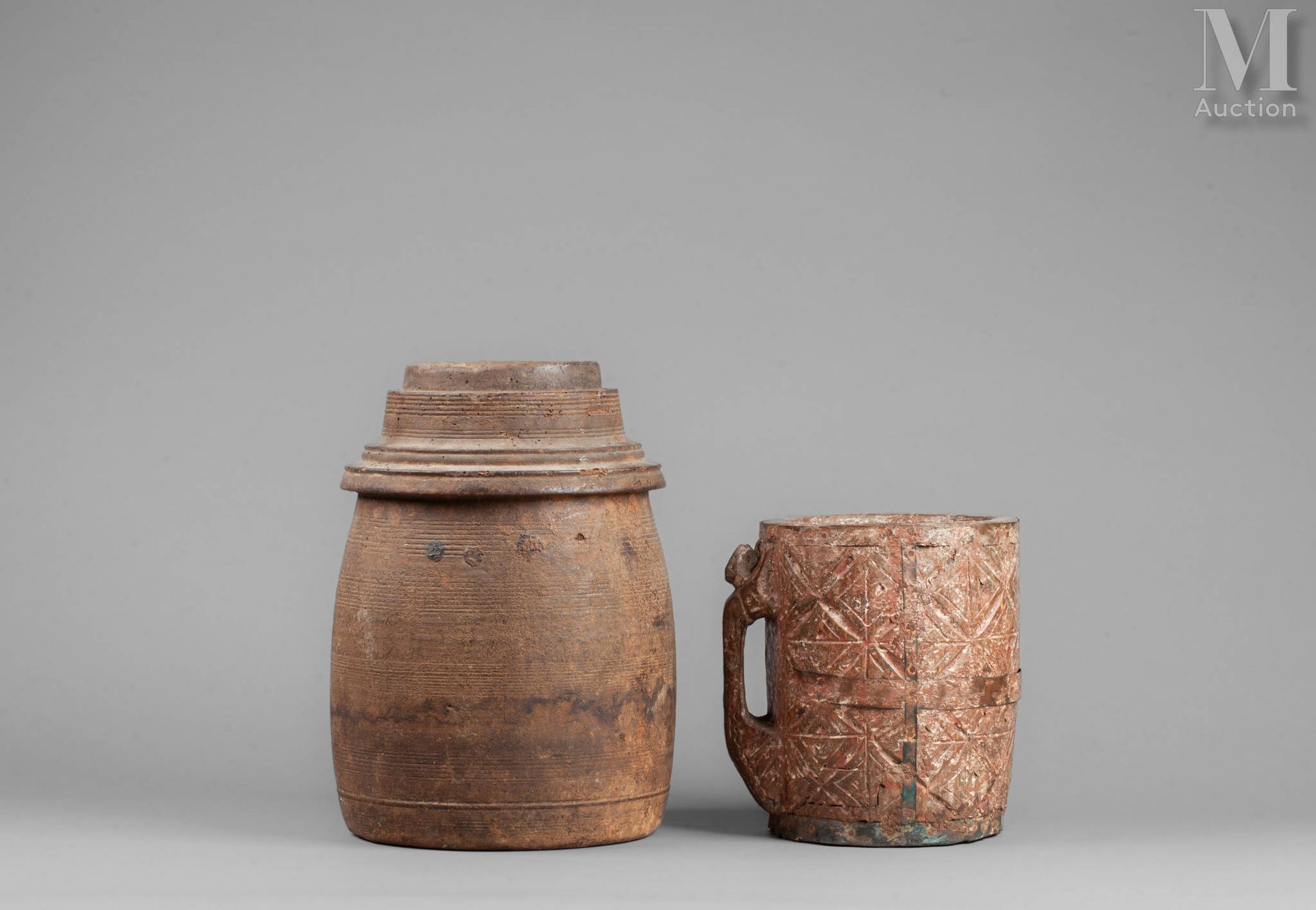 Deux pots à lait Bois dur, anciennes marques et patine d'usage
H : 32 et 21 cm