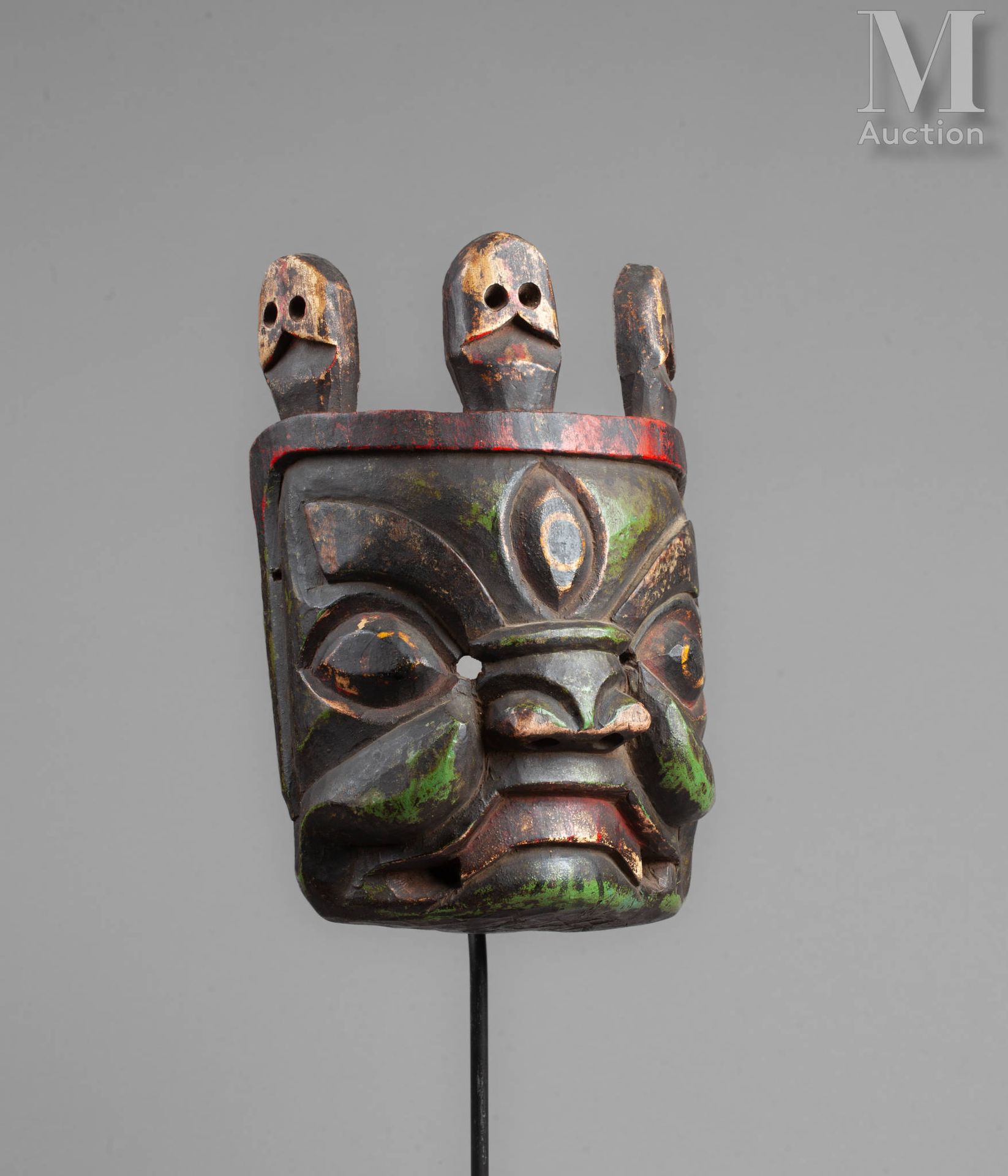 Masque de monastère con tres cabezas de cipati 
Madera policromada, marcas de us&hellip;