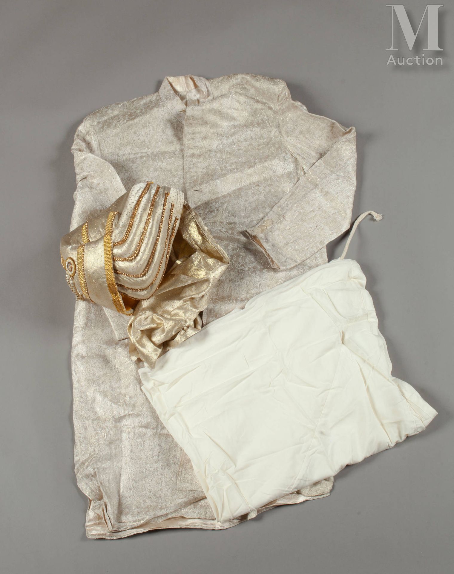 INDE Magnífico conjunto ceremonial masculino de algodón/seda color marfil, compu&hellip;