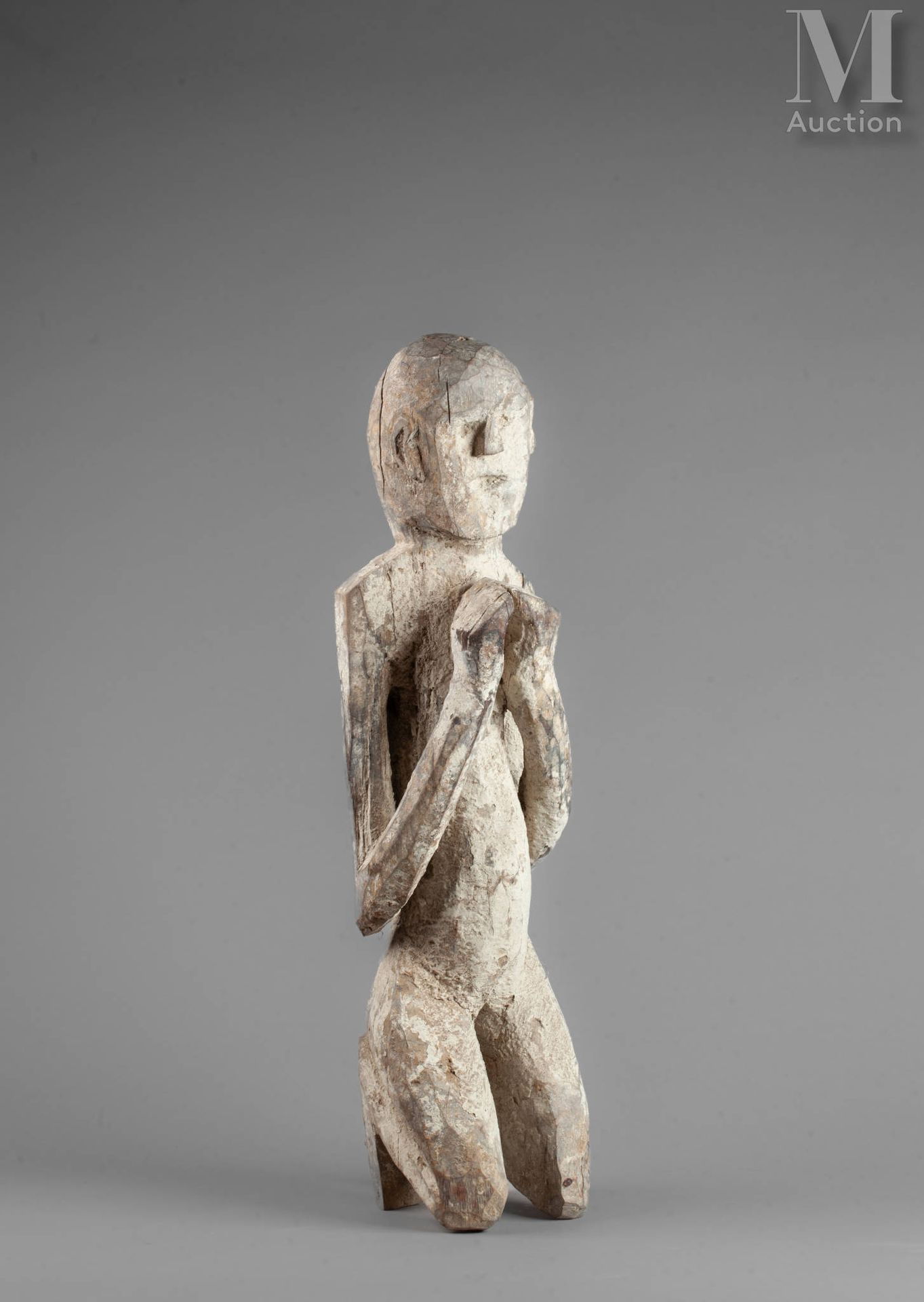 Statue votive présentant un personnage agenouillé les mains en manasté et le vis&hellip;