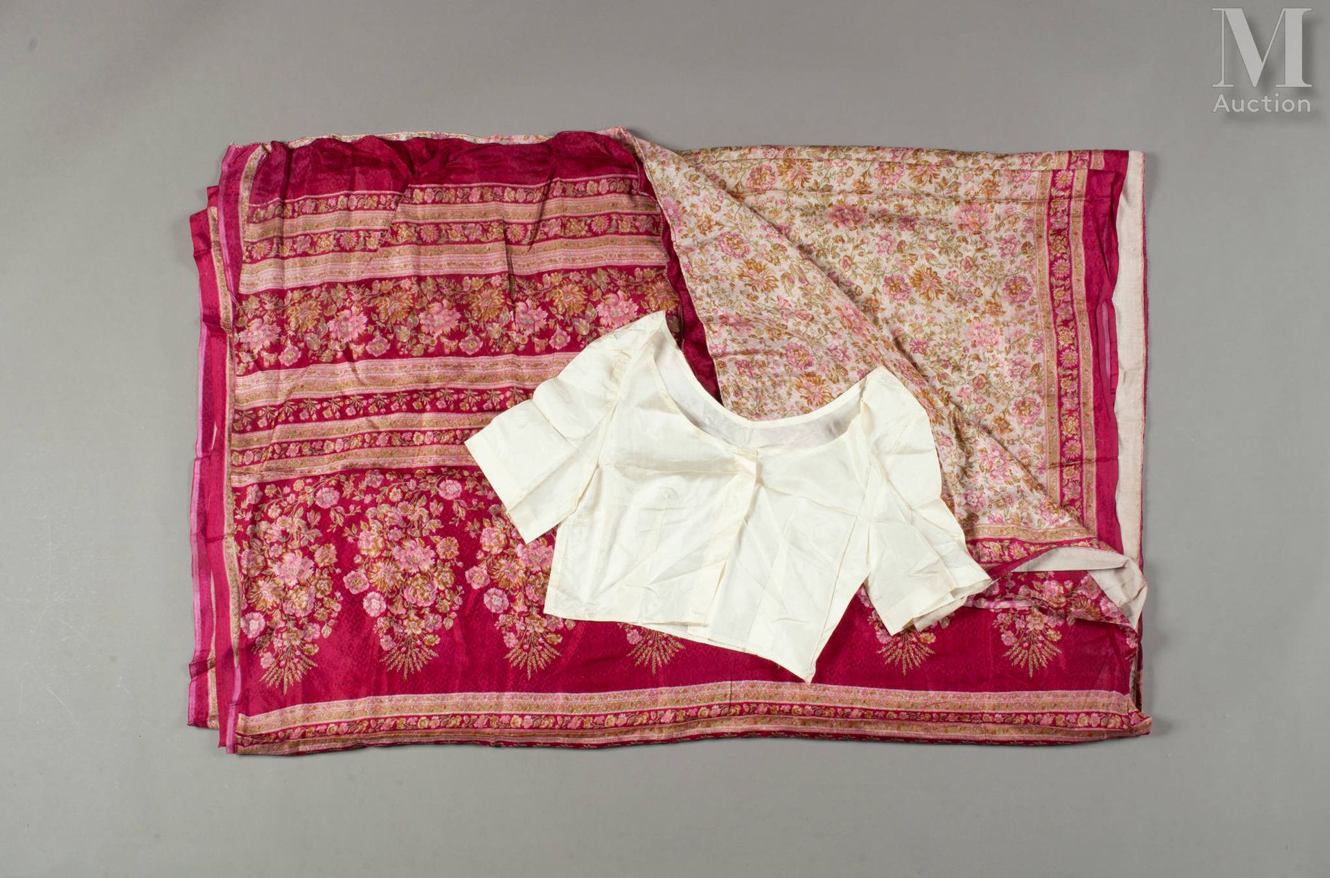 INDE Set di sari e camicetta da donna. La blusa è in misto seta avorio con ampio&hellip;