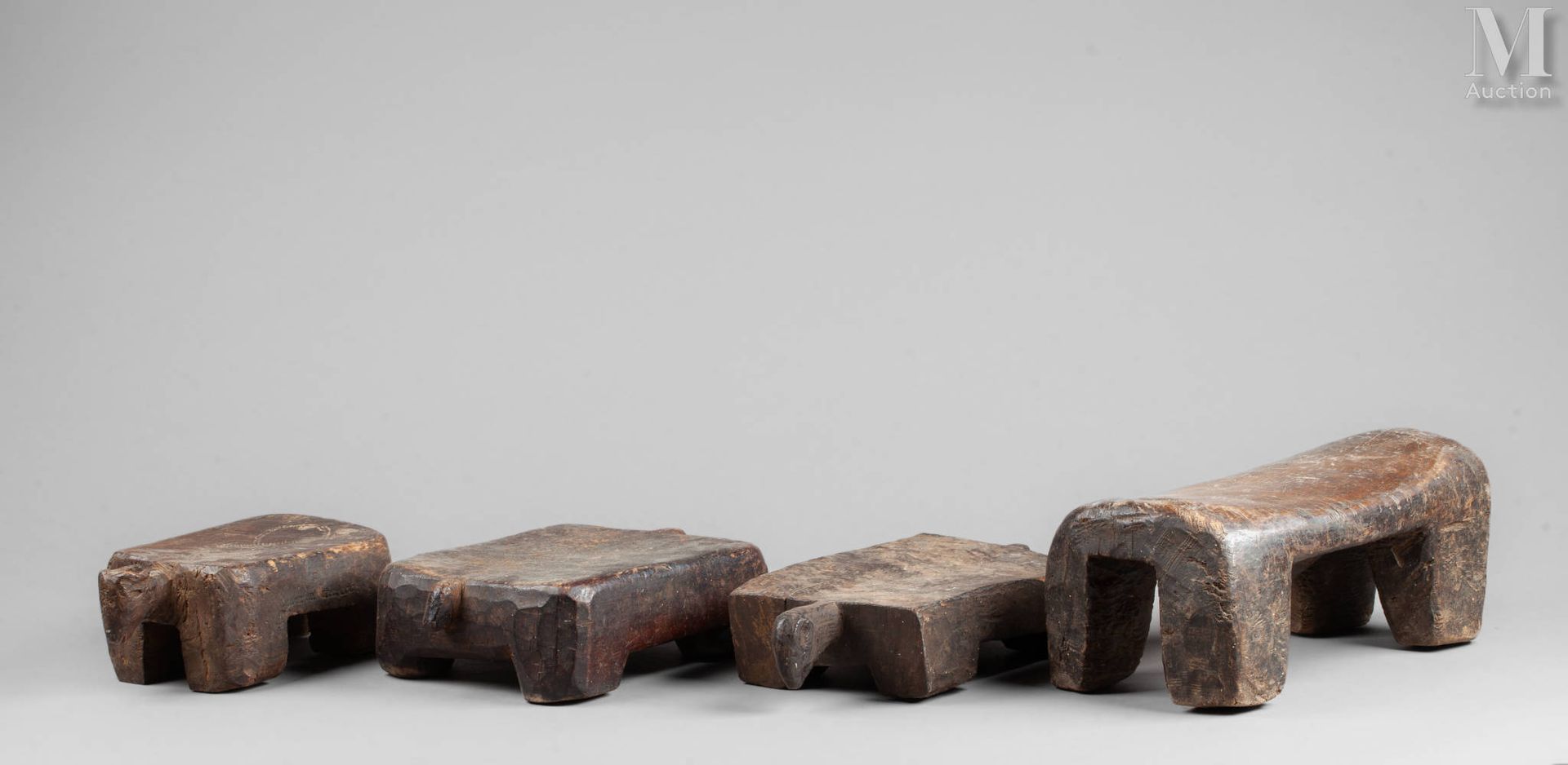 Quatre petits sièges traditionnels en bois avec ancienne patine d’usage 
Népal
2&hellip;