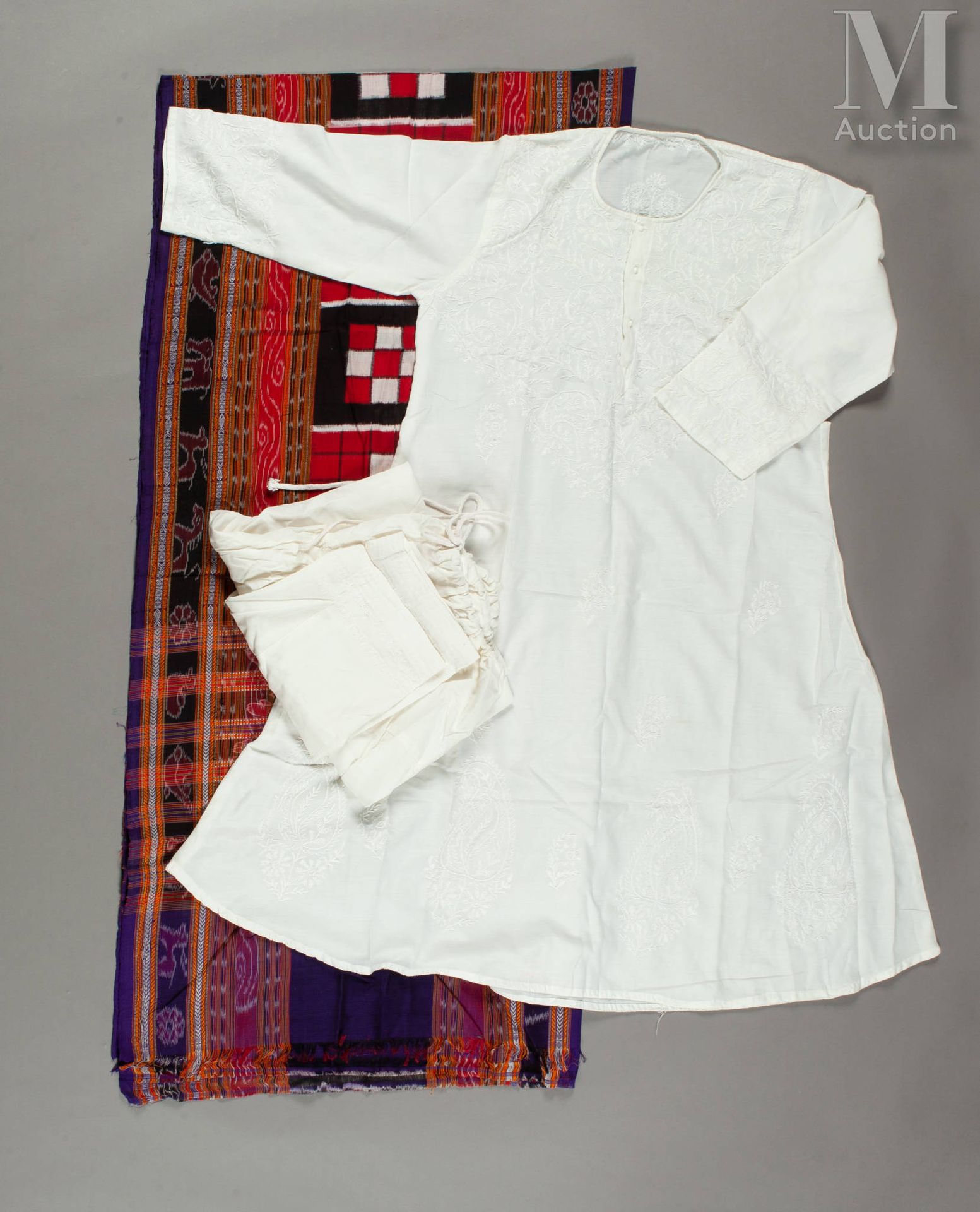 INDE 这套华丽的套装由一件上衣、一条 Panjah 披肩和一条棉质 Shalwar 长裤组成。上衣由白色混纺棉布制成，领口敞开，前幅用白线绣有精美的 bot&hellip;