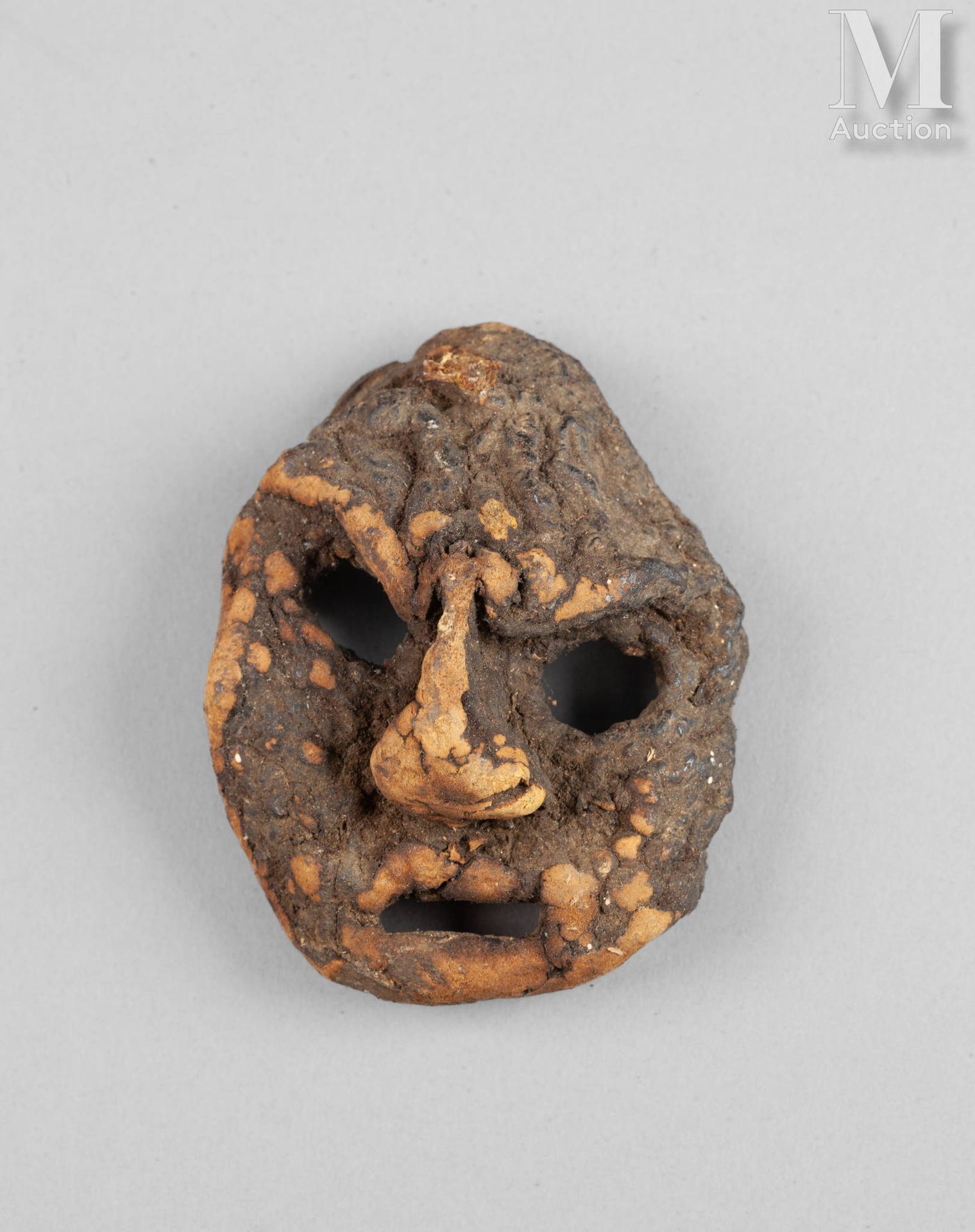 Rare petit masque cultuel présentant un visage à l'expression courroucée. 
Champ&hellip;