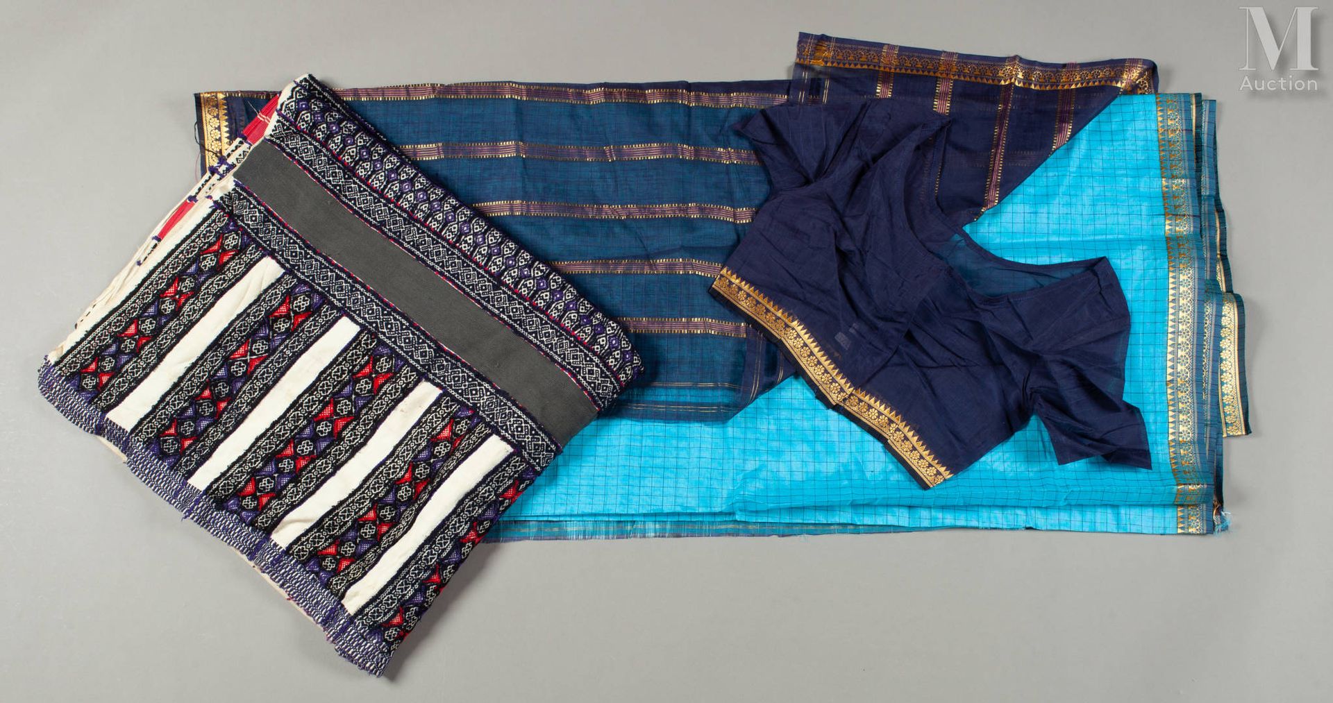 INDE Set consisting of a sari and a large cotton putkulli shawl. The sari, with &hellip;