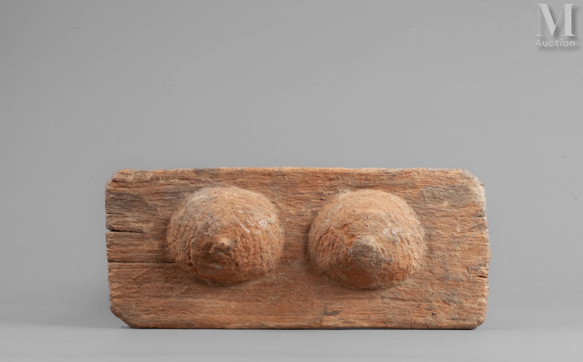 Ornement de temple 浮雕的两个乳房与生育概念有关 
木材、古老的侵蚀和岁月的痕迹 
尼泊尔
44.5 x 19 厘米