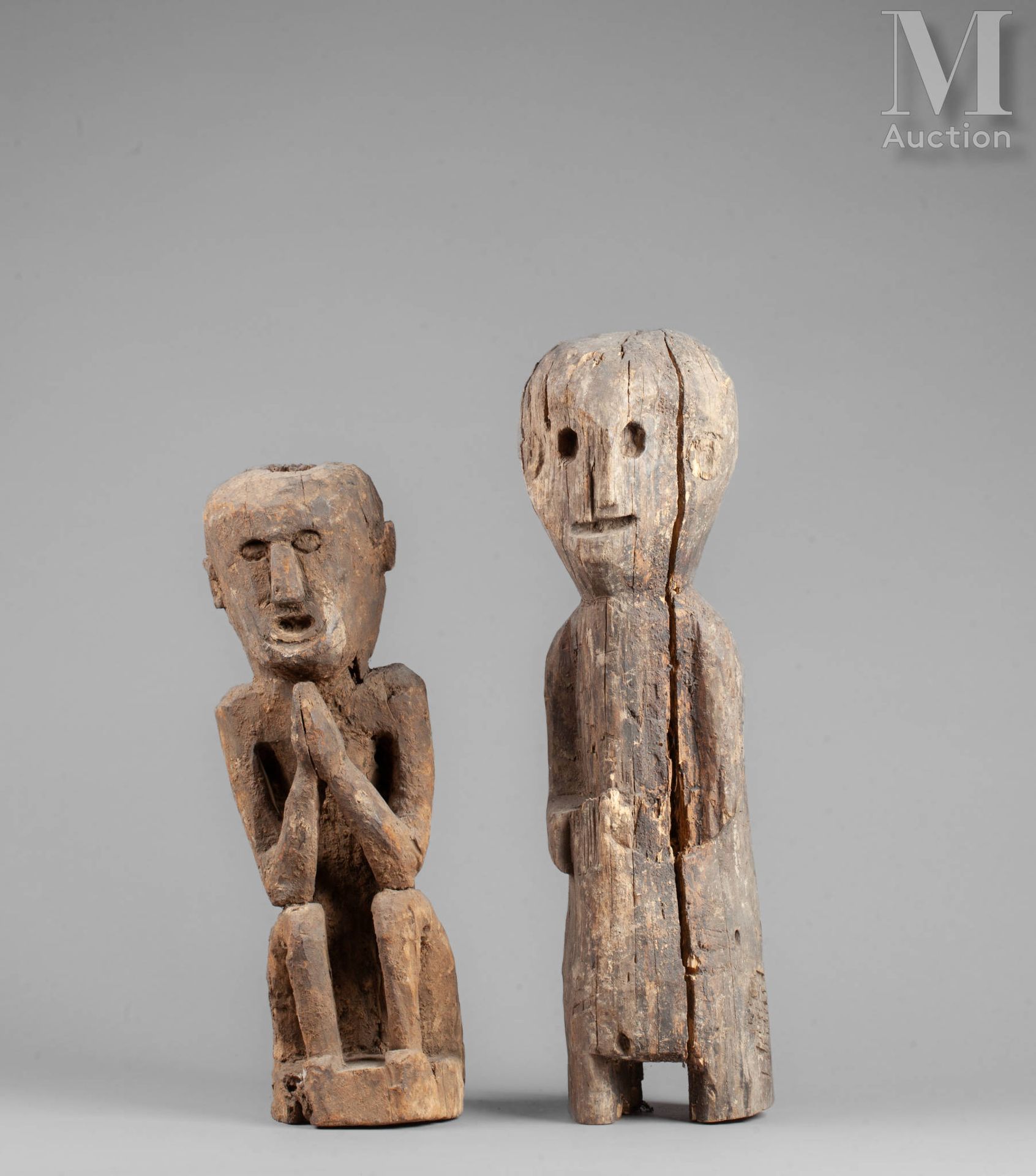 Deux statues votives Statue sculptée d’un personnage assis et les mains jointes &hellip;