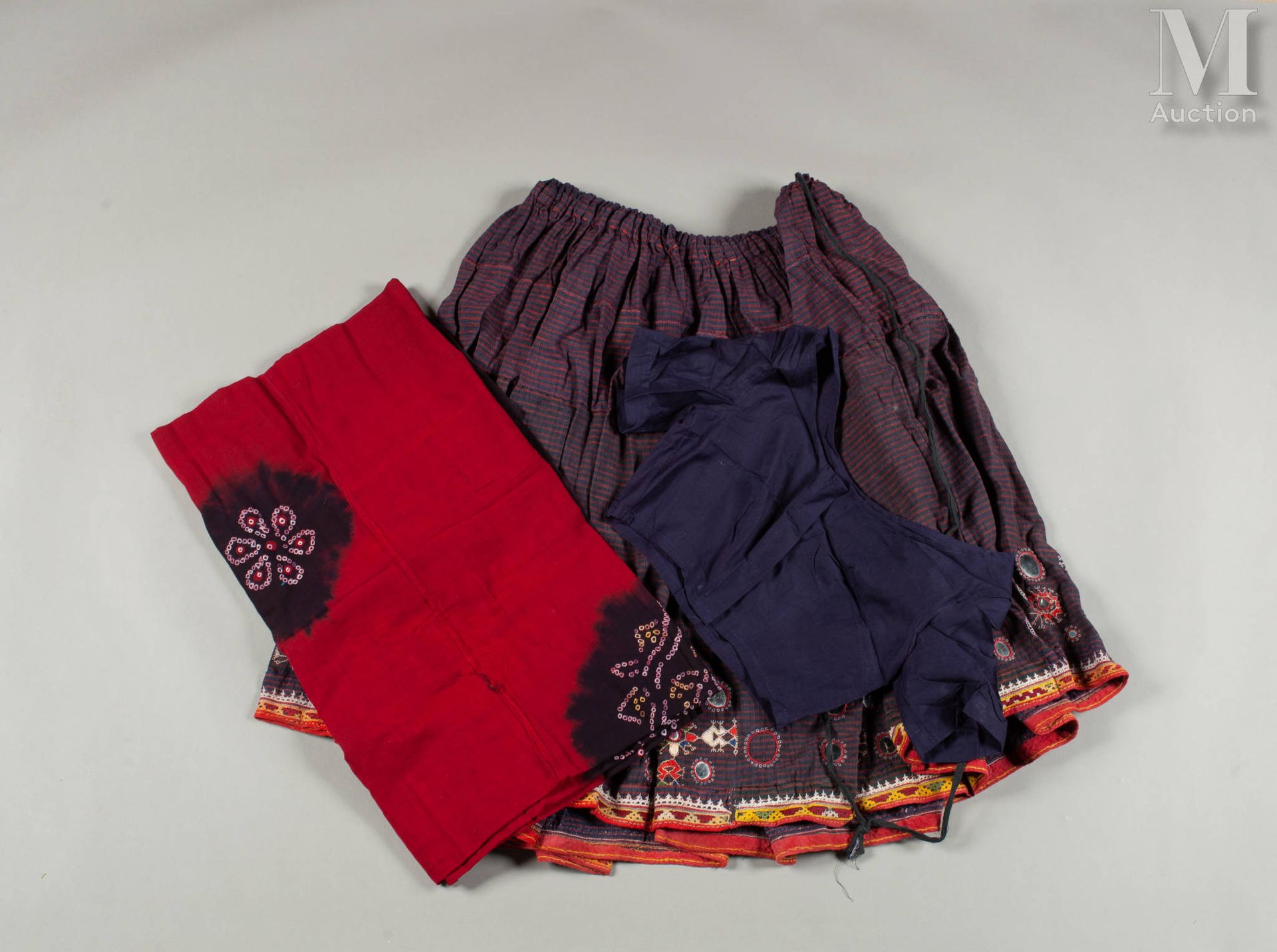 INDE Importante conjunto femenino compuesto por una falda, una blusa y un chal. &hellip;
