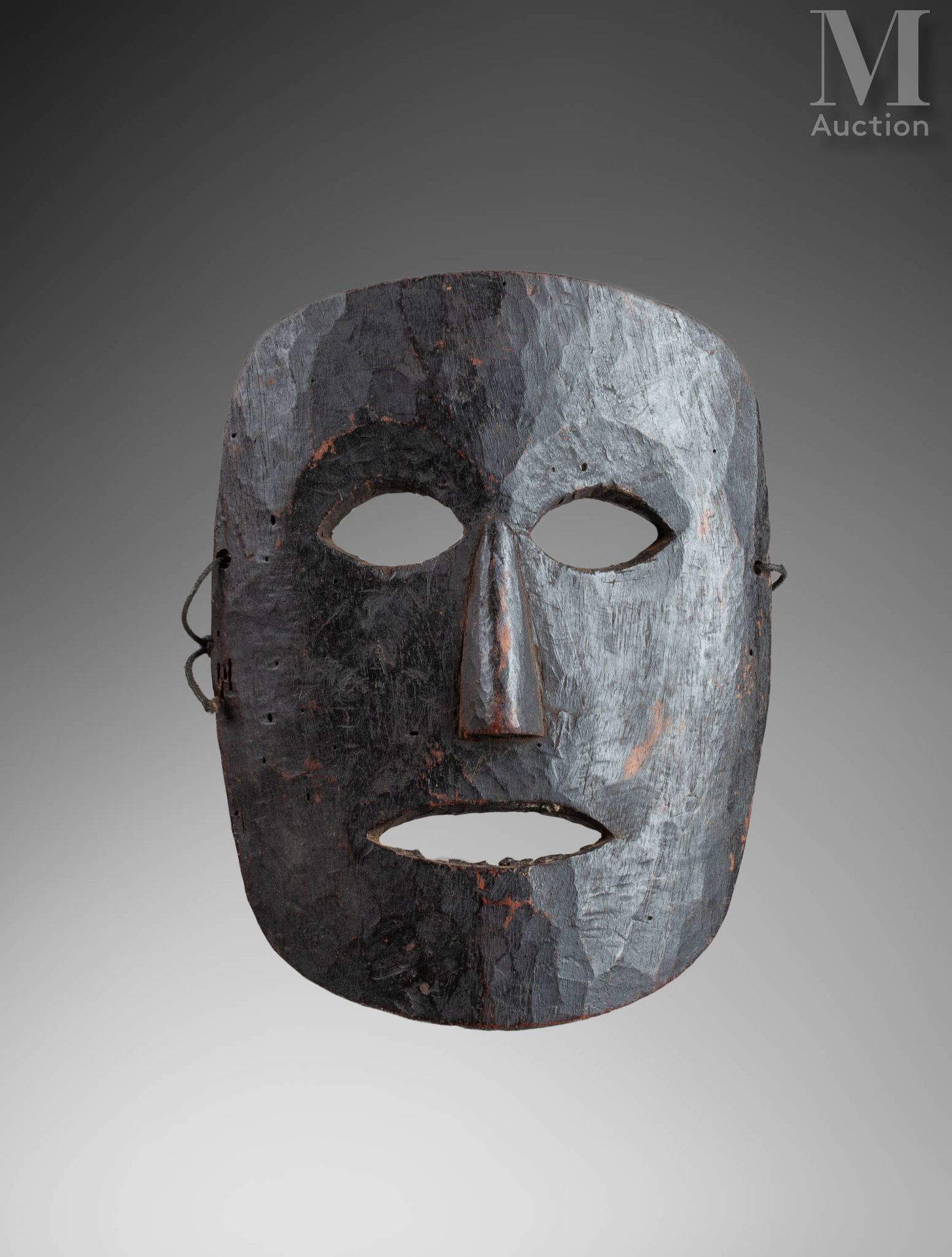 Masque sculpté d’un visage juvénile à l’expression douce, 
Bois dur à ancienne p&hellip;