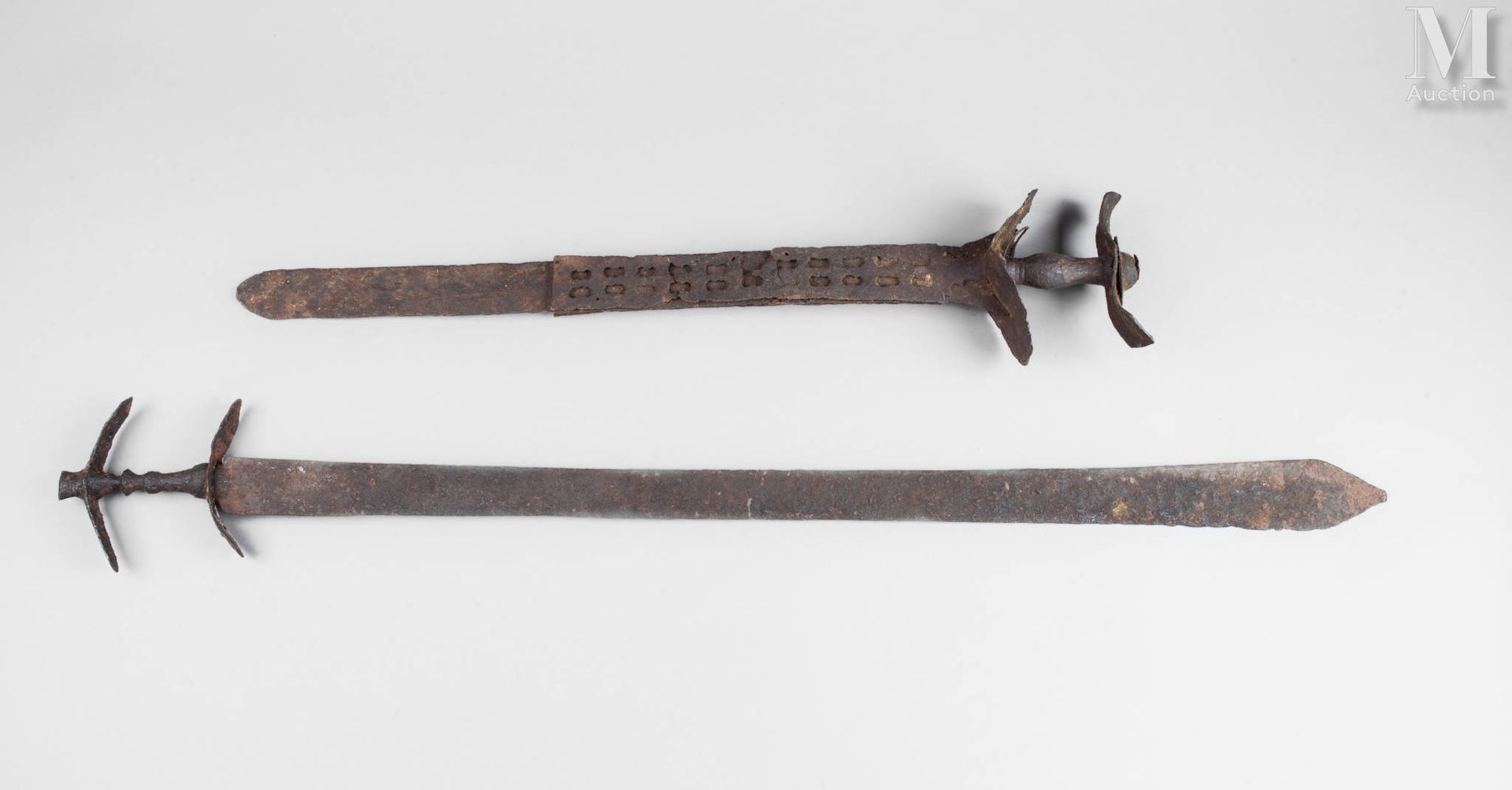 Deux anciennes épées Fer forgé, patiné par le temps 
93 et 65 cm