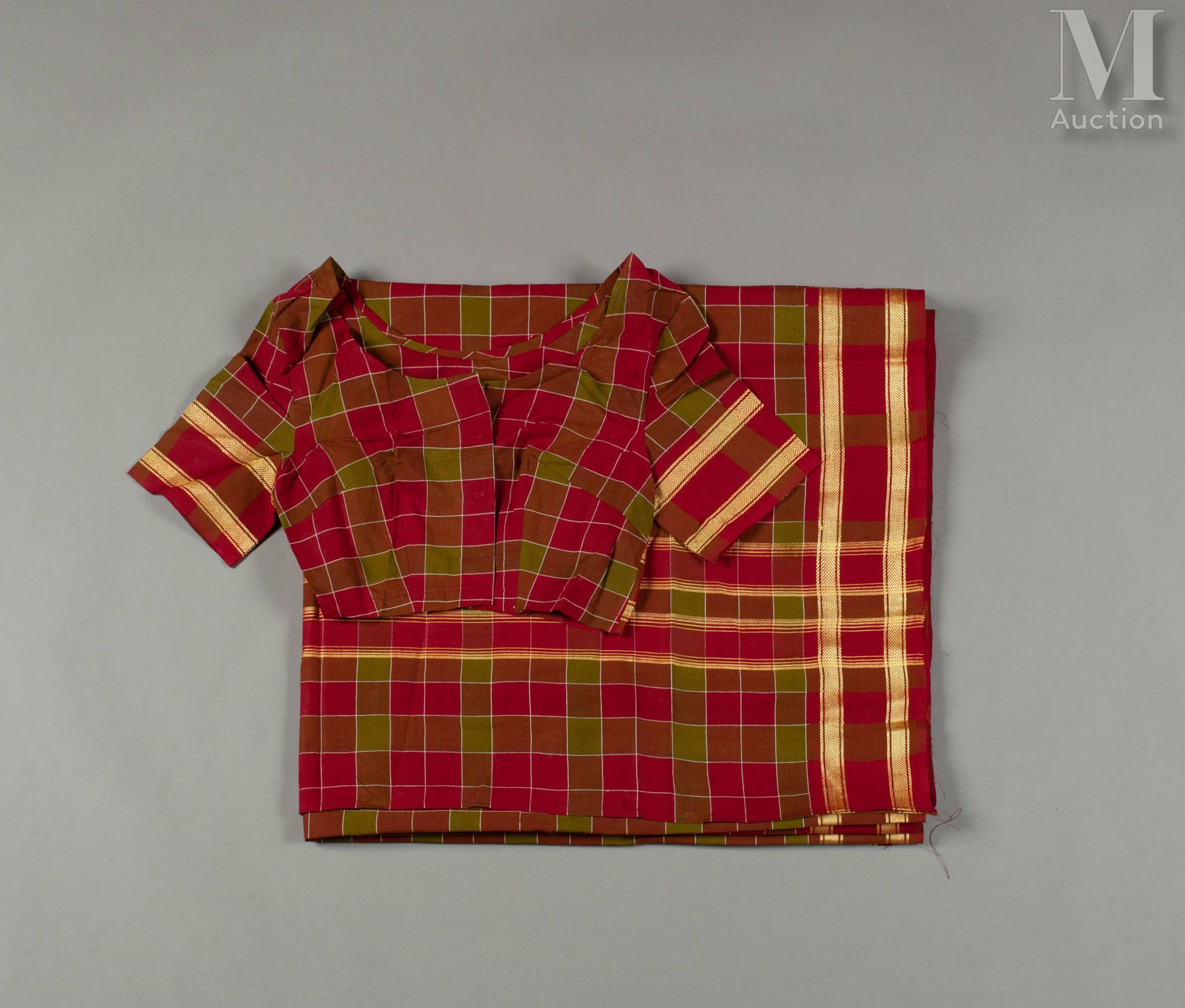 INDE Precioso conjunto compuesto por una blusa choli y un sari de fino algodón, &hellip;