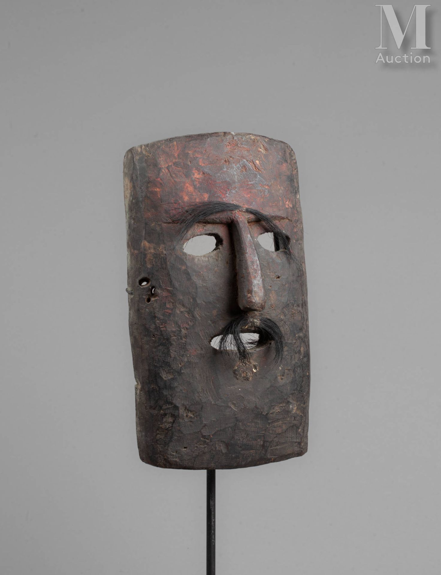 Masque de danse sculpté d’un visage aux traits épurés le nez en relief
Bois dur,&hellip;