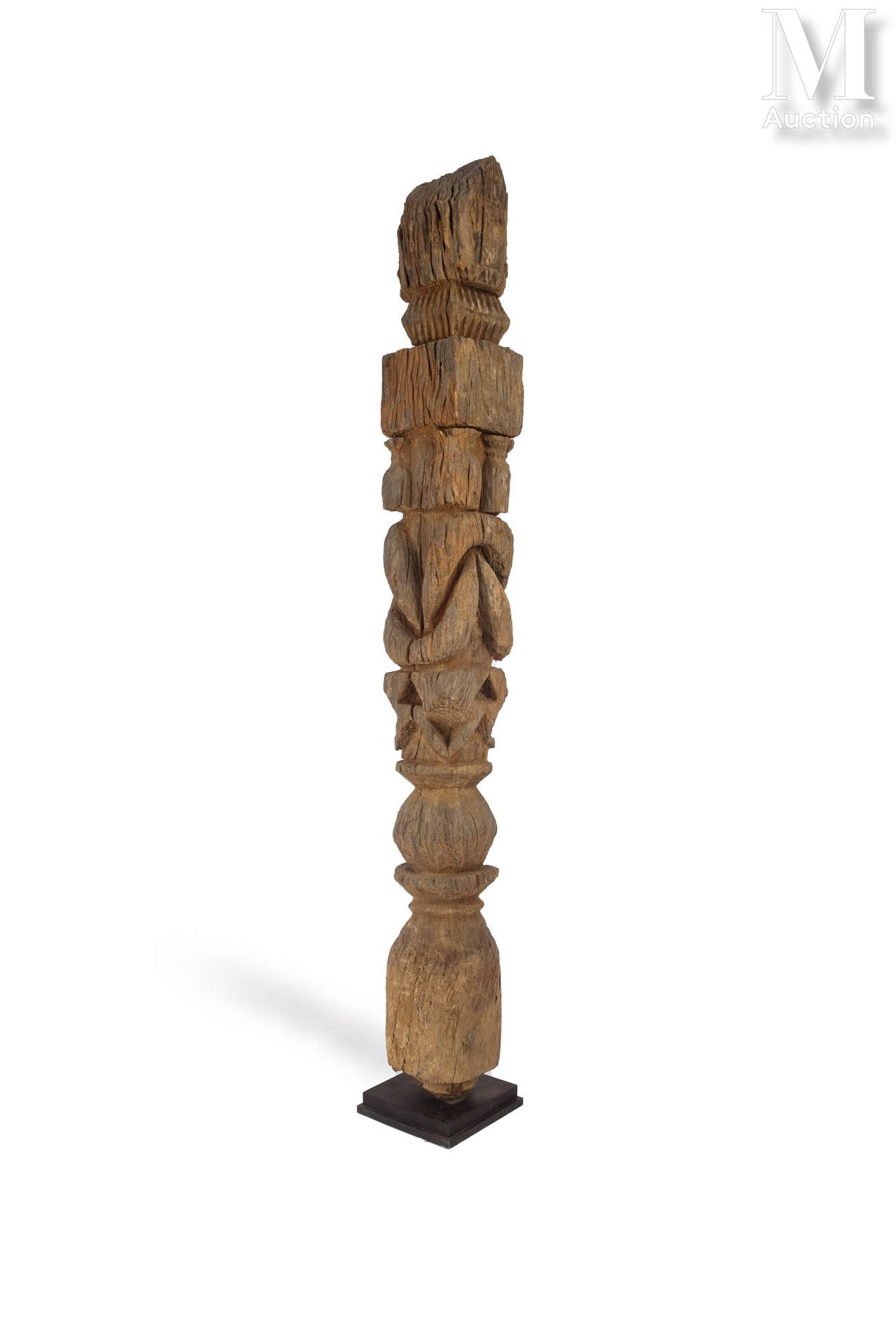 Pilier 装饰有多个黄油壶和模板 
木质，风化，棕色铜锈
尼泊尔
114 厘米