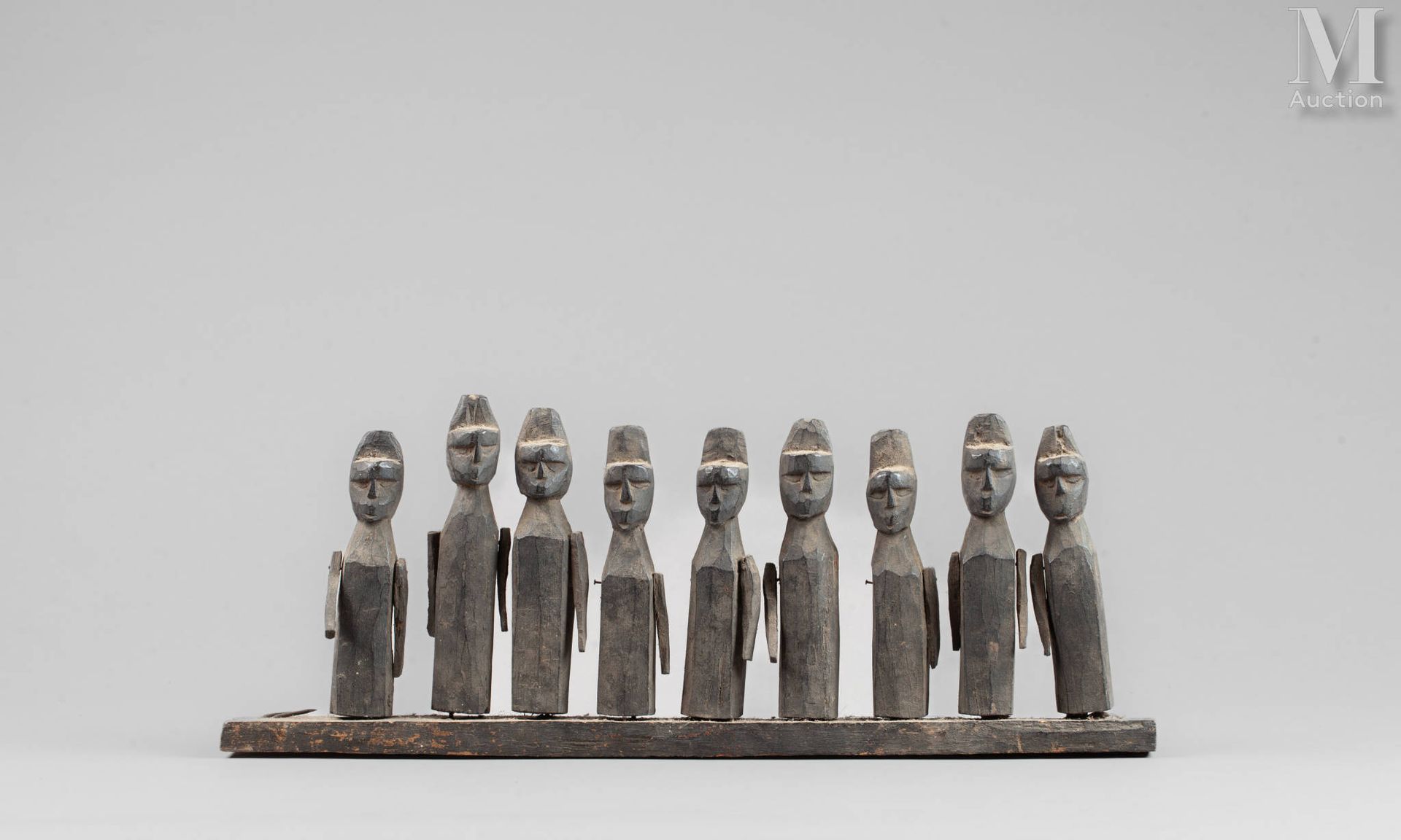 Figure rituelle con nueve figuras estilizadas. 
Madera patinada marrón.
Naga, no&hellip;
