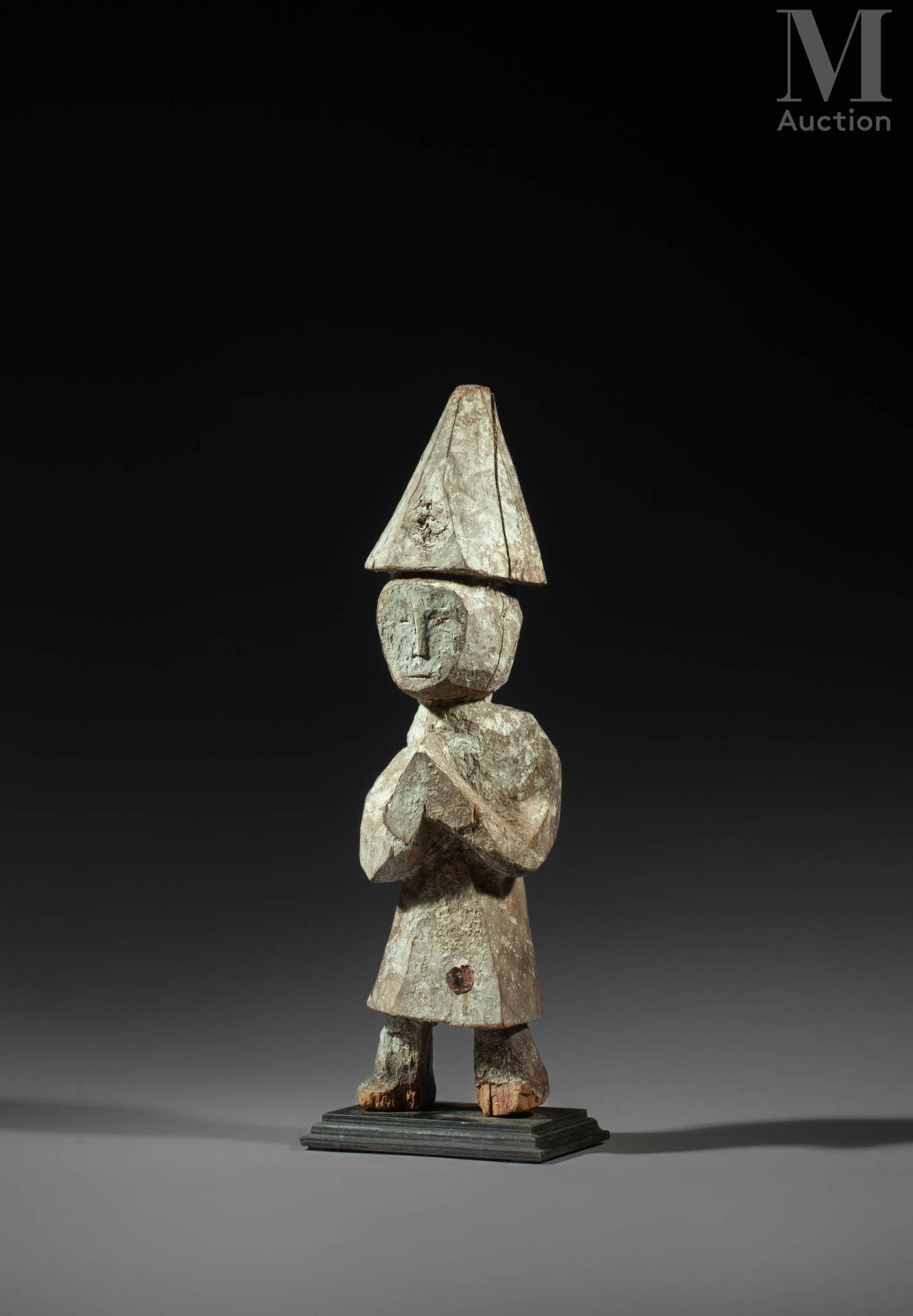 Statuette 展示一个头戴圆锥形大头饰的纳玛斯特人像 
木质，古铜绿和白色粘土痕迹
尼泊尔
40.5 厘米

出处：让-吕克-科尔特斯收藏