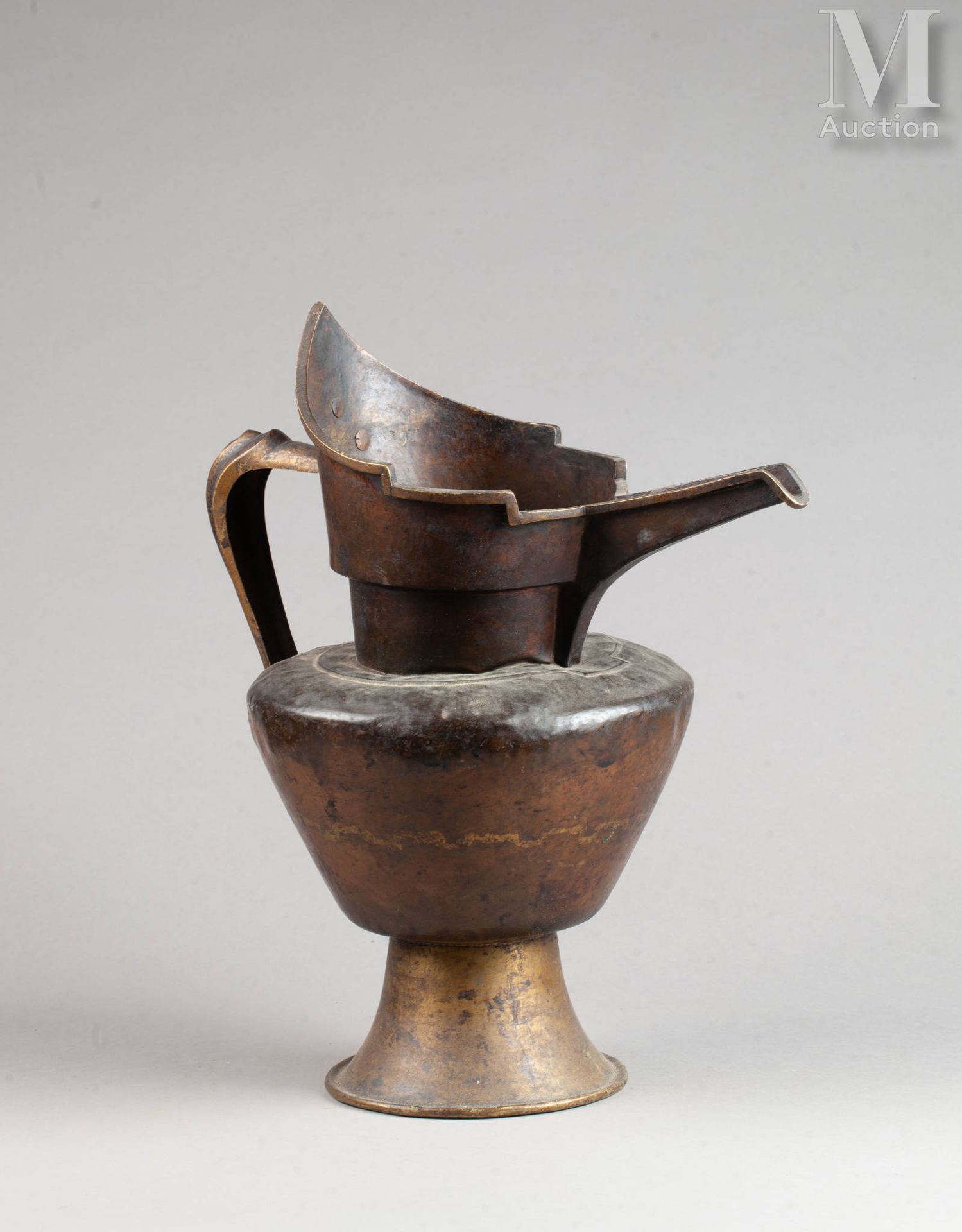 Aiguière 用于仪式沐浴 
铜锤敲打，组装，古旧的铜锈和岁月的痕迹 
尼泊尔，19 世纪 
43.5 x 39 厘米