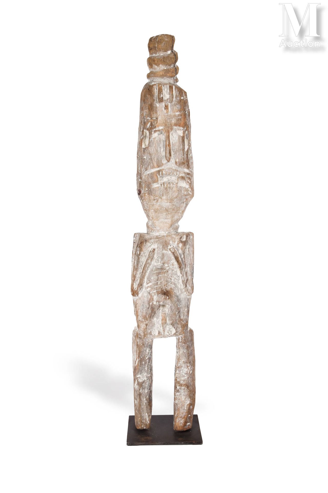 Statue masculine 肋骨上有刻痕，脸部拉长，表情愤怒或恍惚
木质、白色粘土痕迹、白色粘土陈旧的铜锈和岁月的痕迹 
尼泊尔
93 x 14.5 厘米