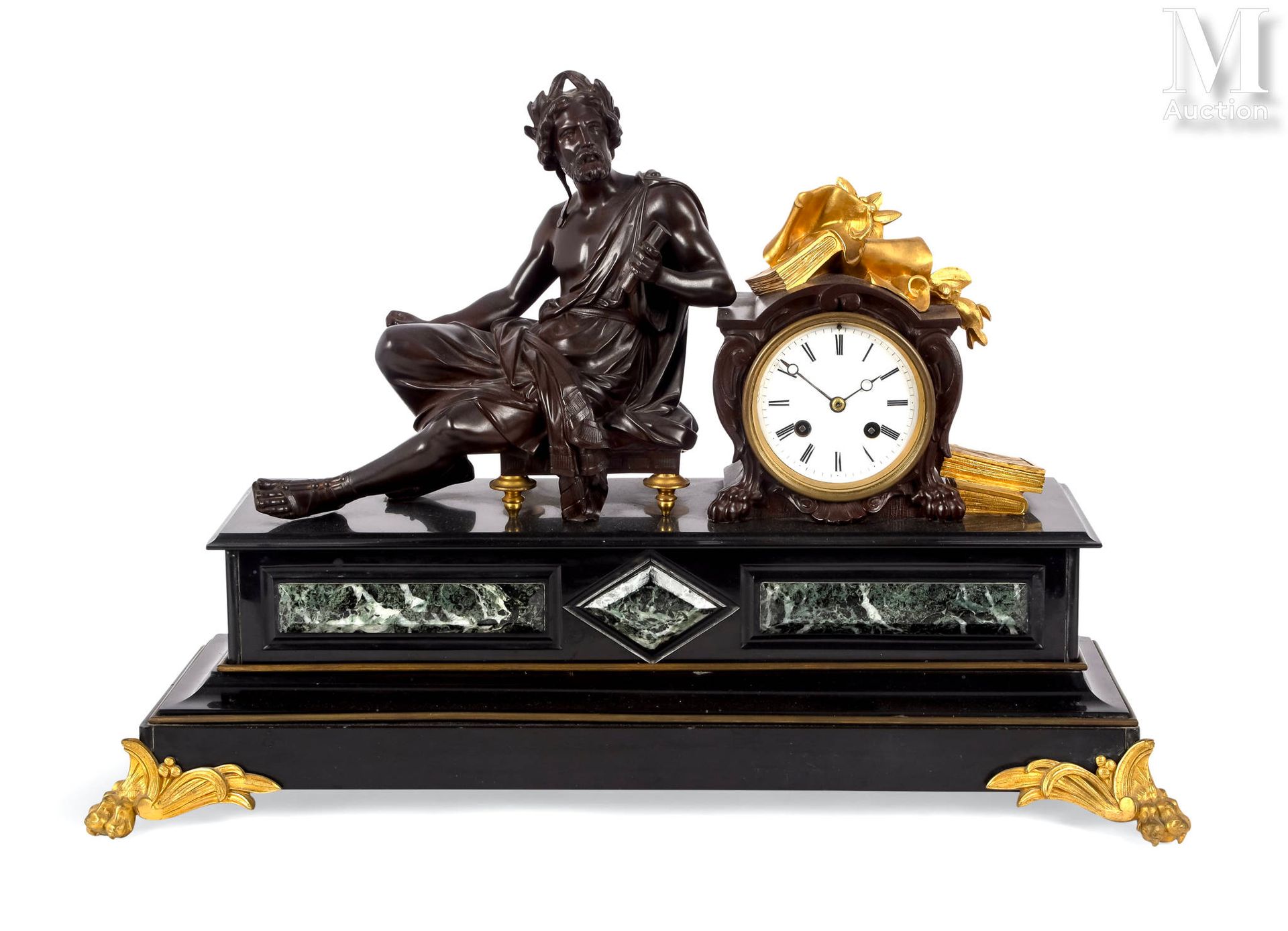 Importante pendule 这是一件路易十六风格的青铜雕像，带有棕色和镀金的双重铜锈，以及黑色和绿色的大理石。它矗立在一个带有双层台阶的长方形底座上，&hellip;