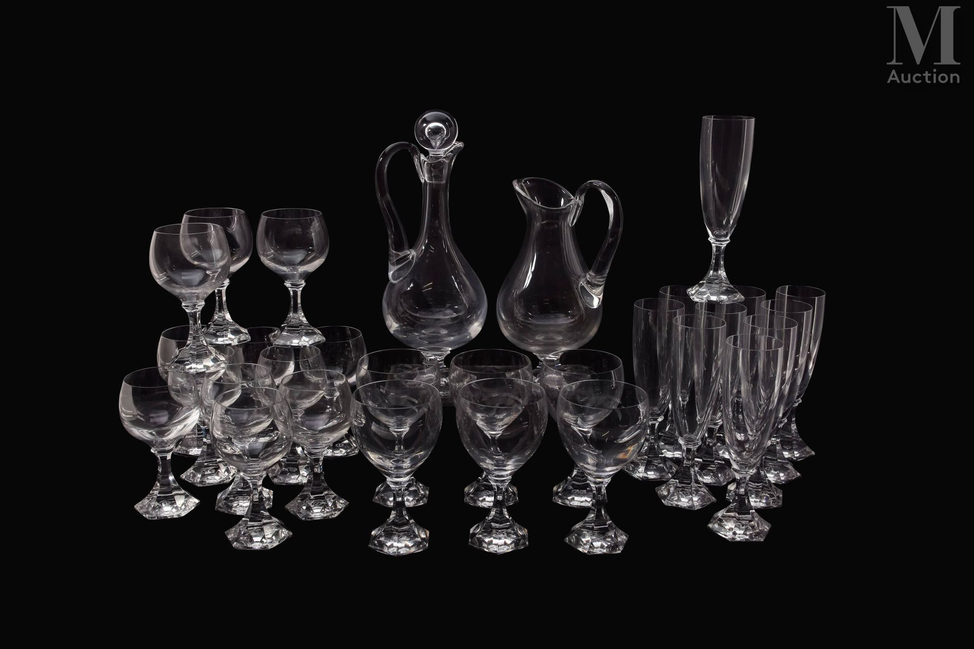 SAINT LOUIS 圣云模型
一套玻璃杯，包括十只香槟杯（高 20.5 厘米）、六只酒杯（高 16 厘米）、十二只水杯（高 15 厘米）、一只醒酒器（高 3&hellip;