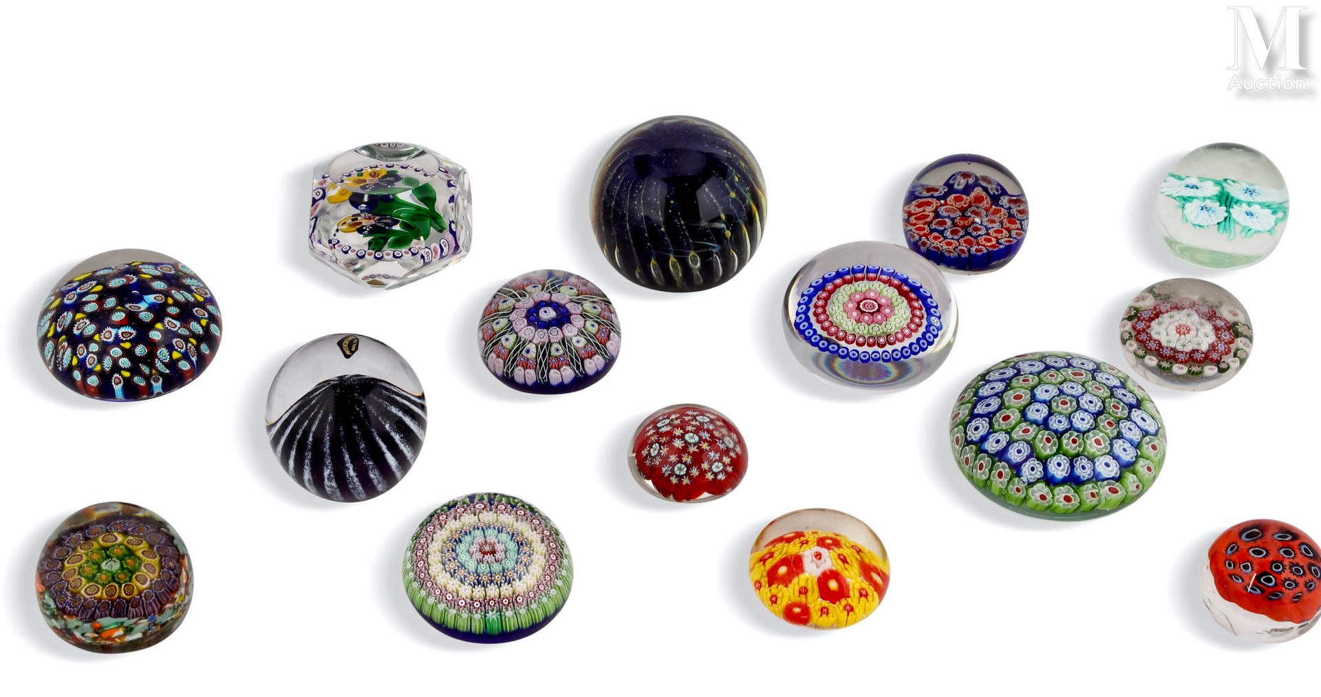 Ensemble de 15 sulfures en verre o bolas pisapapeles, decoradas con flores polic&hellip;