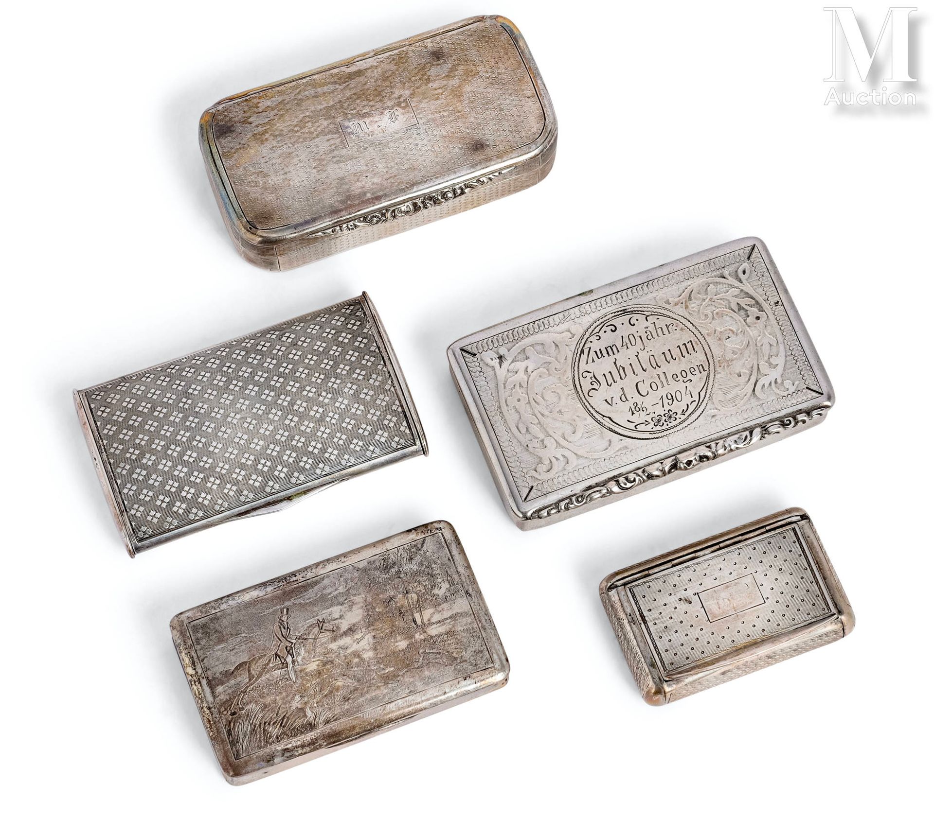 Tabatières 银质
包括 5 个银质鼻烟盒或鼻烟壶，经雕刻、錾刻或镌刻
- 一个饰有马术猎人追逐野兔的图案，内有奥匈帝国/奥地利匈牙利金匠的镀金印记 
&hellip;