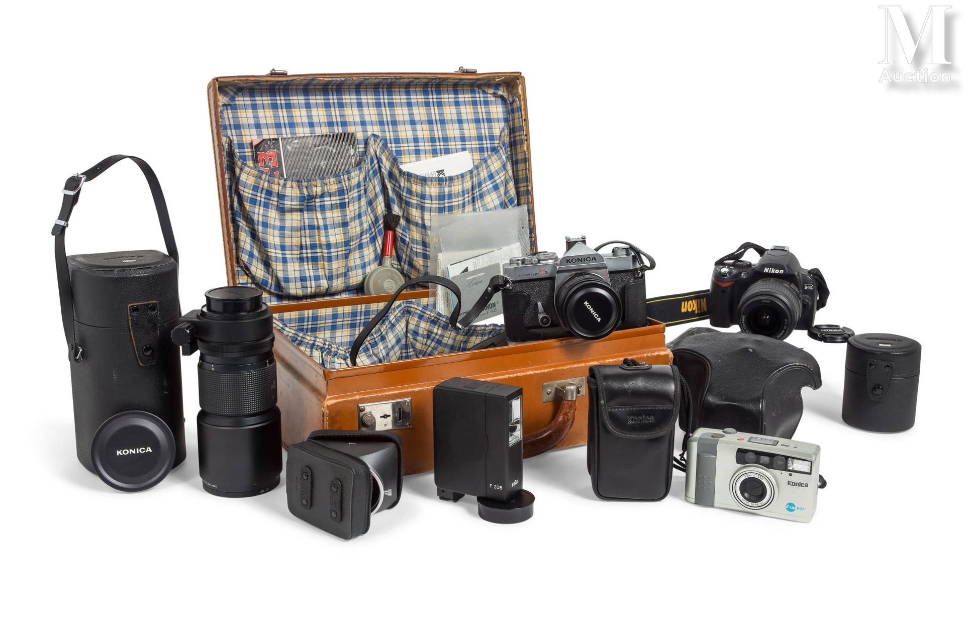 KONICA 装有多个镜头的柯尼卡相机 
300 毫米镜头盒 
35 毫米镜头 

还包括
尼康 D40 数码单反相机
KONIKA ZUP90 相机