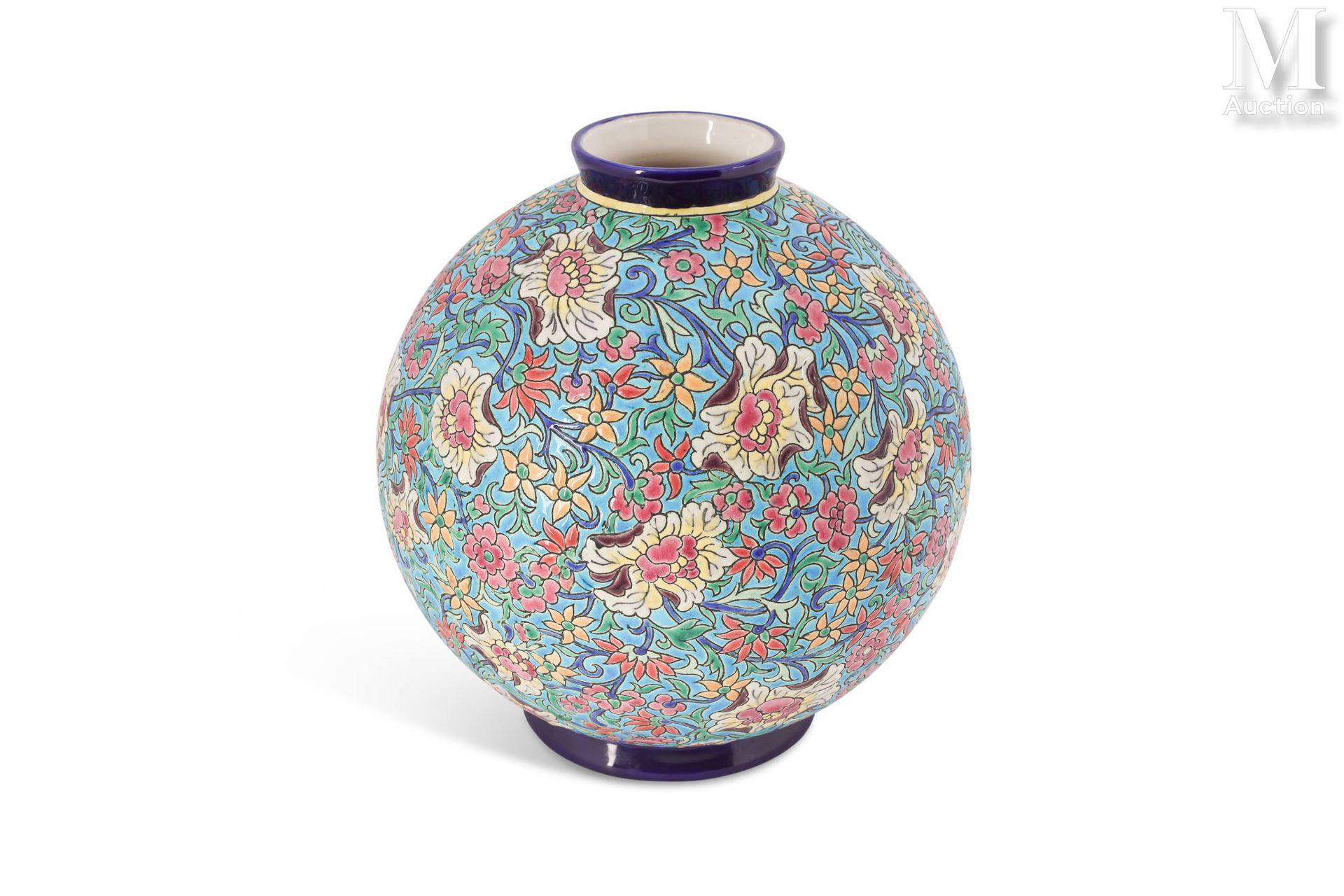 LONGWY (Manufacture de) Vase boule en faïence émaillée polychrome de fleurs styl&hellip;