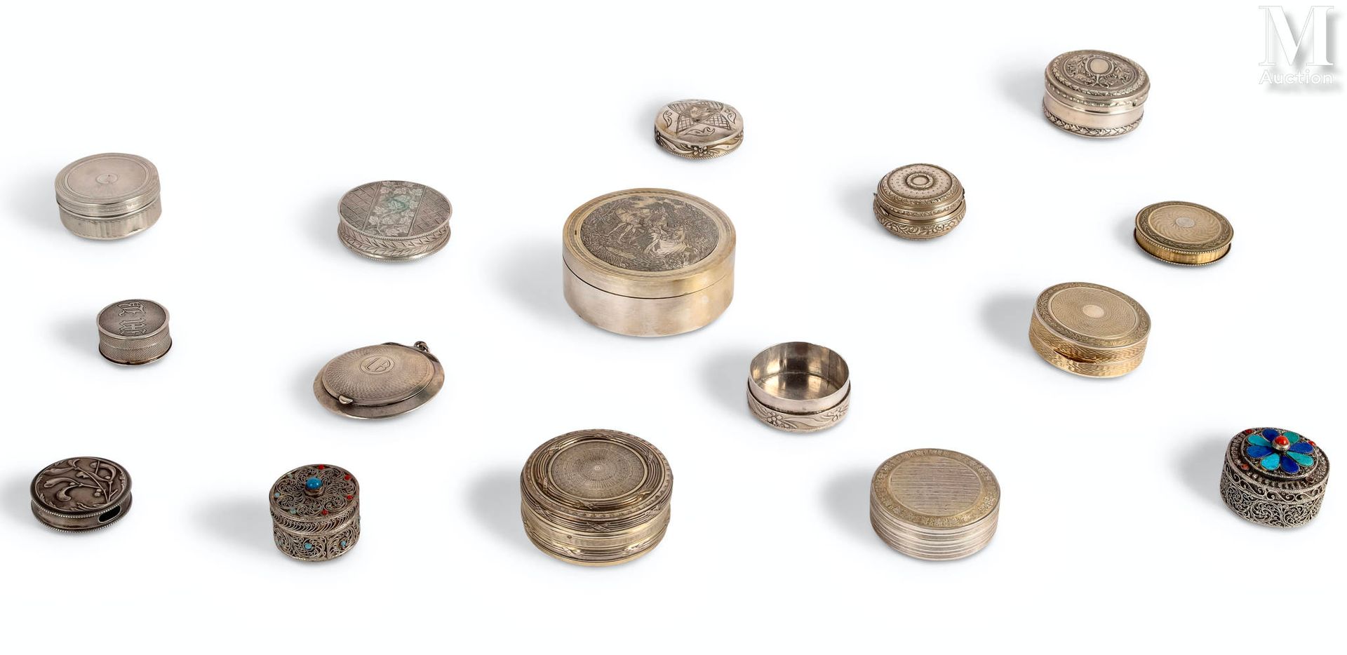 Ensemble de 15 boites en argent et métal, de forme ronde ou ovale, à décor cisel&hellip;