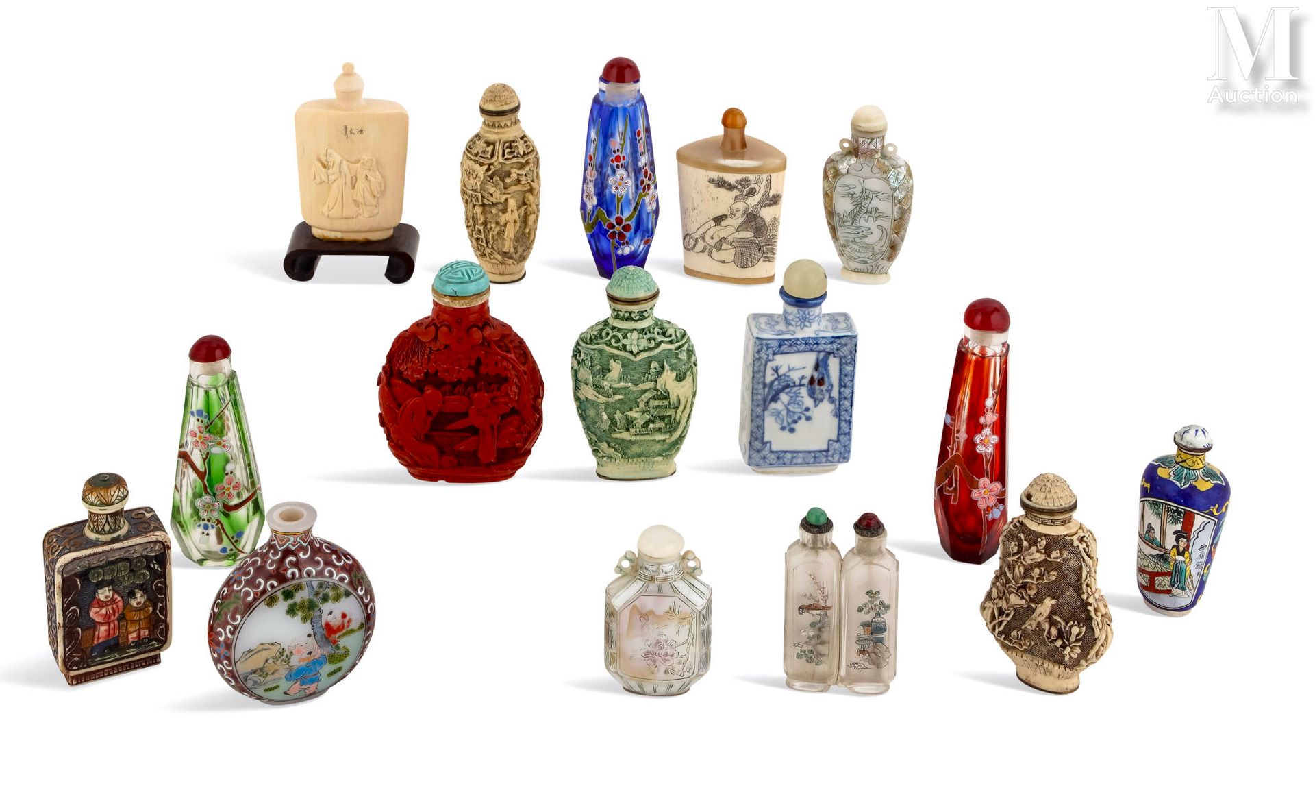 CHINE et JAPON, XXème siècle 16 件鼻烟盒藏品
或烧瓶，包括一个内壁彩绘的玻璃双层鼻烟壶。珐琅、雕刻和彩绘装饰。 
19 世纪、2&hellip;