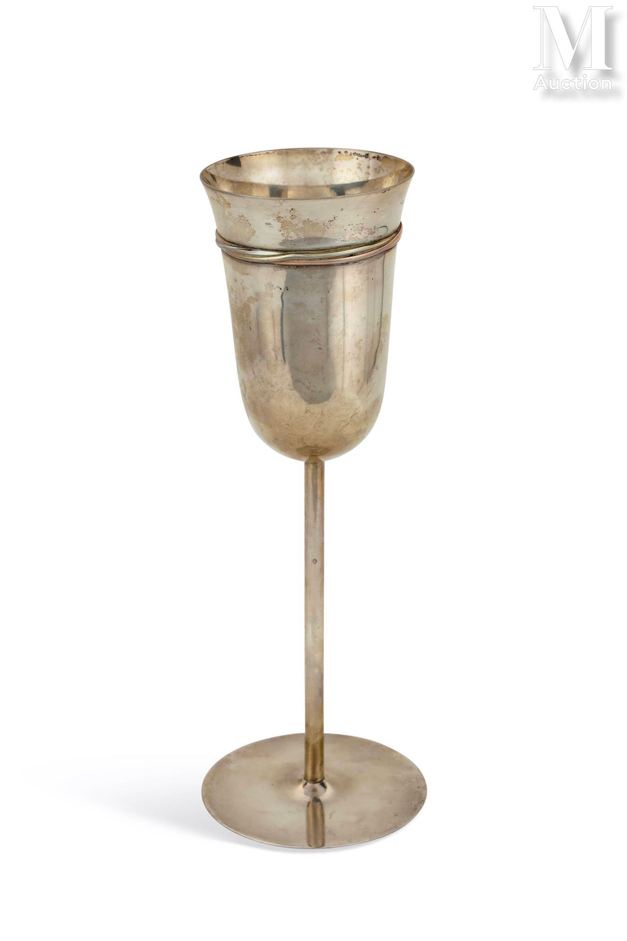 CARTIER Paris 有柄玻璃杯
或银色香槟杯，装饰有三个不同颜色的交错圆环，杯柄位于圆盘形底座上。
三位一体款
银质印记 925（925°/°°）和卡地&hellip;