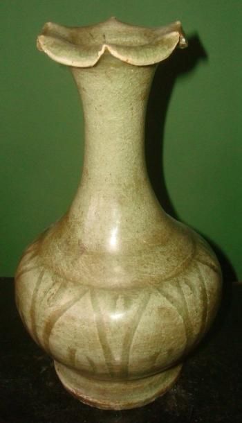 CHINE Vase de forme balustre en grès émaillé céladon à col en forme de fleur. H.&hellip;