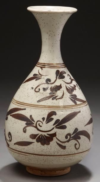 CHINE Vase de forme "yuhuchunping" en grès émaillé beige à décor peint de fleurs&hellip;