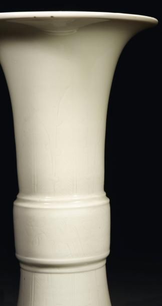 CHINE Vase de forme "gu" en porcelaine émaillée blanche à décor incisé de frises&hellip;