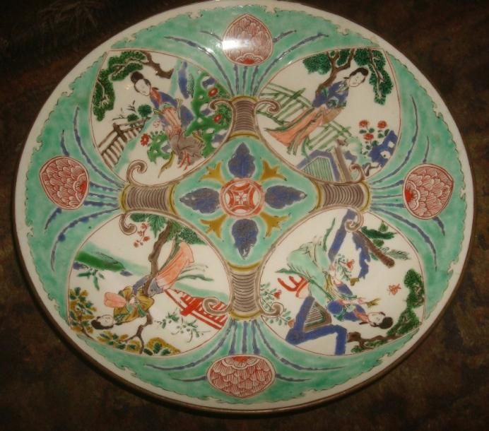 CHINE Epoque KANGXI (1662 - 1722) Coupe en porcelaine décorée en émaux polychrom&hellip;