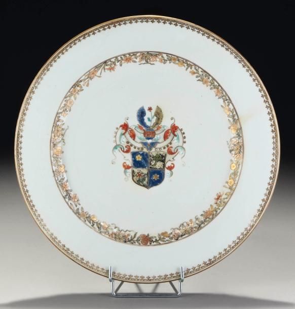 CHINE Epoque QIANLONG (1736 - 1795) Grand plat en porcelaine décorée en émaux po&hellip;