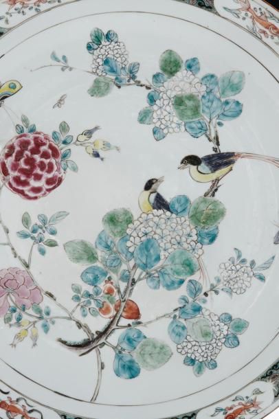 CHINE Epoque QIANLONG (1736 - 1795) Grande coupe en porcelaine décoré en émaux p&hellip;