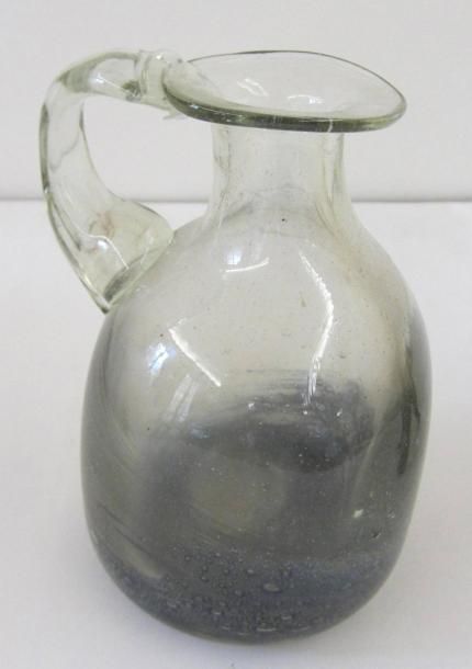 TRAVAIL MODERNE Pichet en verre translucide, bullé. H: 16,5 cm