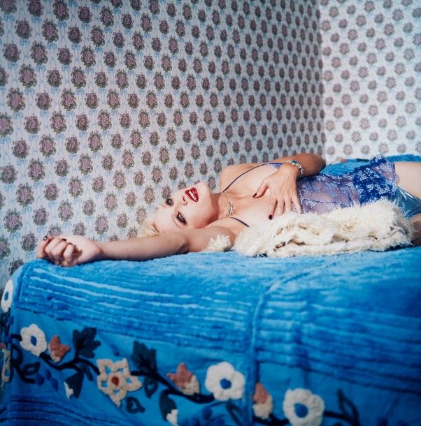 BETTINA RHEIMS (NÉE EN 1952) Madonna blue laying on a blue bed, New York, 1994 
&hellip;