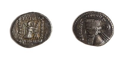 Null GRECE, Parthie, Vonones (8-12)

Drachme (3,63 g) en buste du roi à g. 

R/ &hellip;