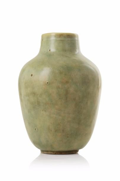 Null Emile DECOEUR (1876 - 1953)

Vase en grès porcelainique de forme ovoïde à c&hellip;